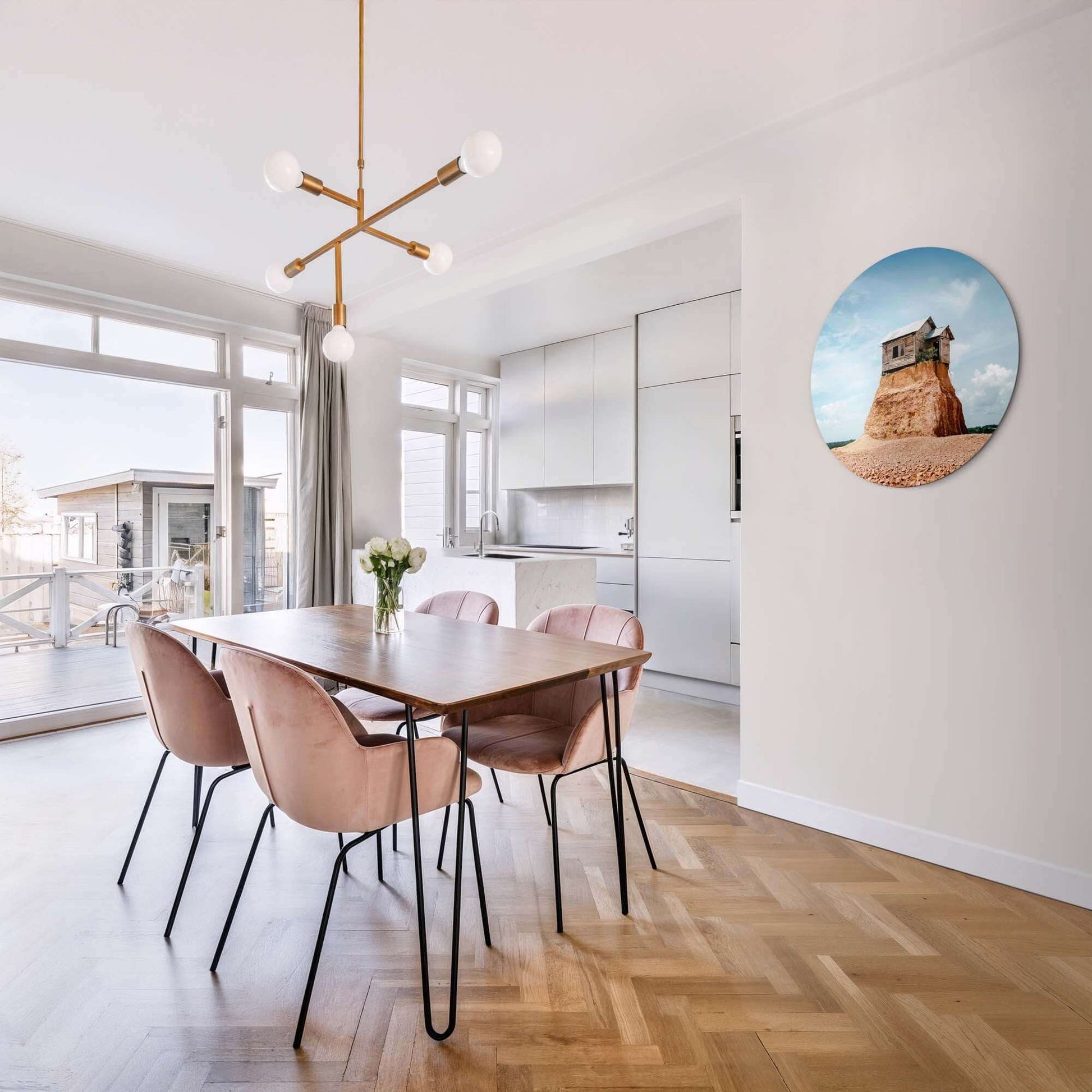 Interieur mit Cliff Beacon - Mauerkreis, verwittertes Holzhaus auf einem Felsen, natürliche Schönheit im Esszimmer.