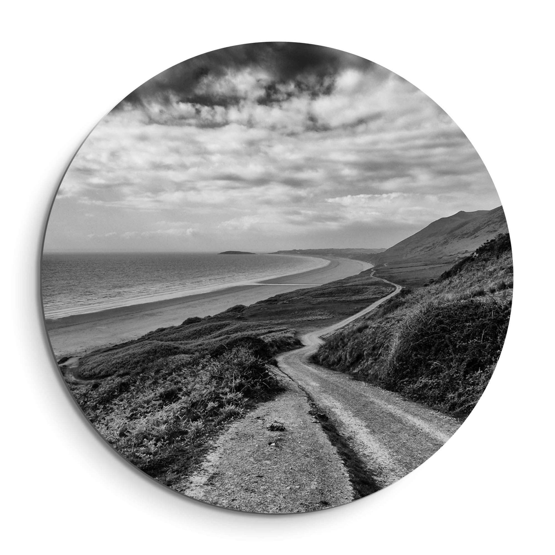 Coastal Path - Muurcirkel zwart-wit wandcirkel met kronkelend kustpad, zee en horizon. Perfecte muurdecoratie voor tijdloze rust.