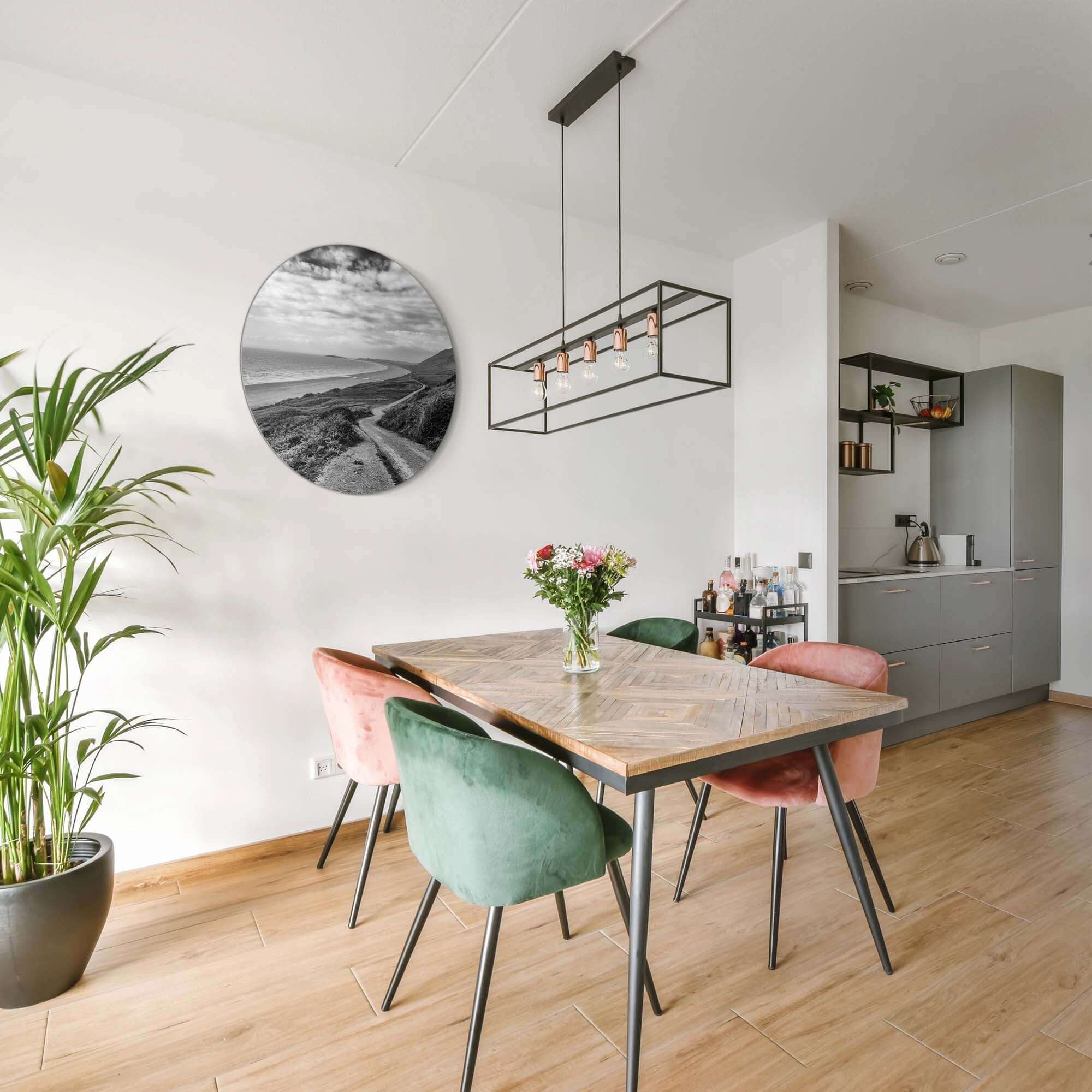 Coastal Path - Muurcirkel: Zwart-wit muurcirkels van kustpad in moderne keuken. Tijdloze wandcirkel voor stijlvolle inrichting.