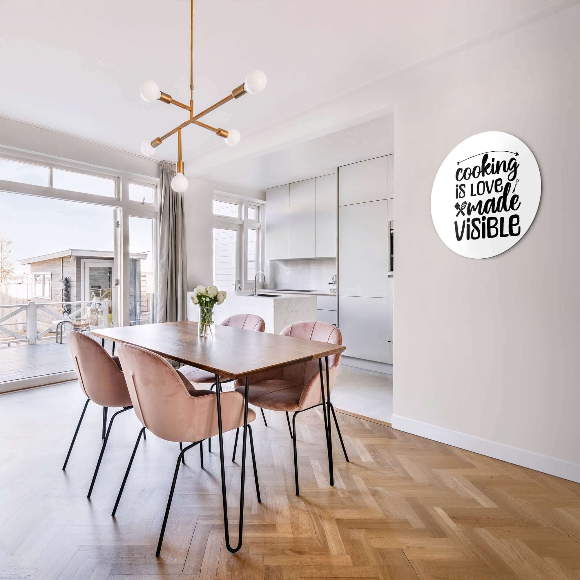 Stijlvolle eetkamer met "Cooking Made Visible - Muurcirkel" aan de wand, krachtige quote brengt karakter en warmte in de keuken.