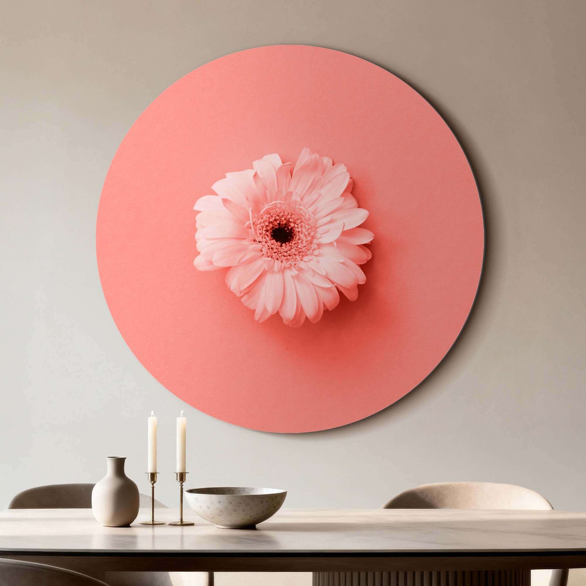 Coral Gerbera - Wandkreis auf korallenrosa Hintergrund, idealer Wandkreis für eine frische Raumgestaltung.