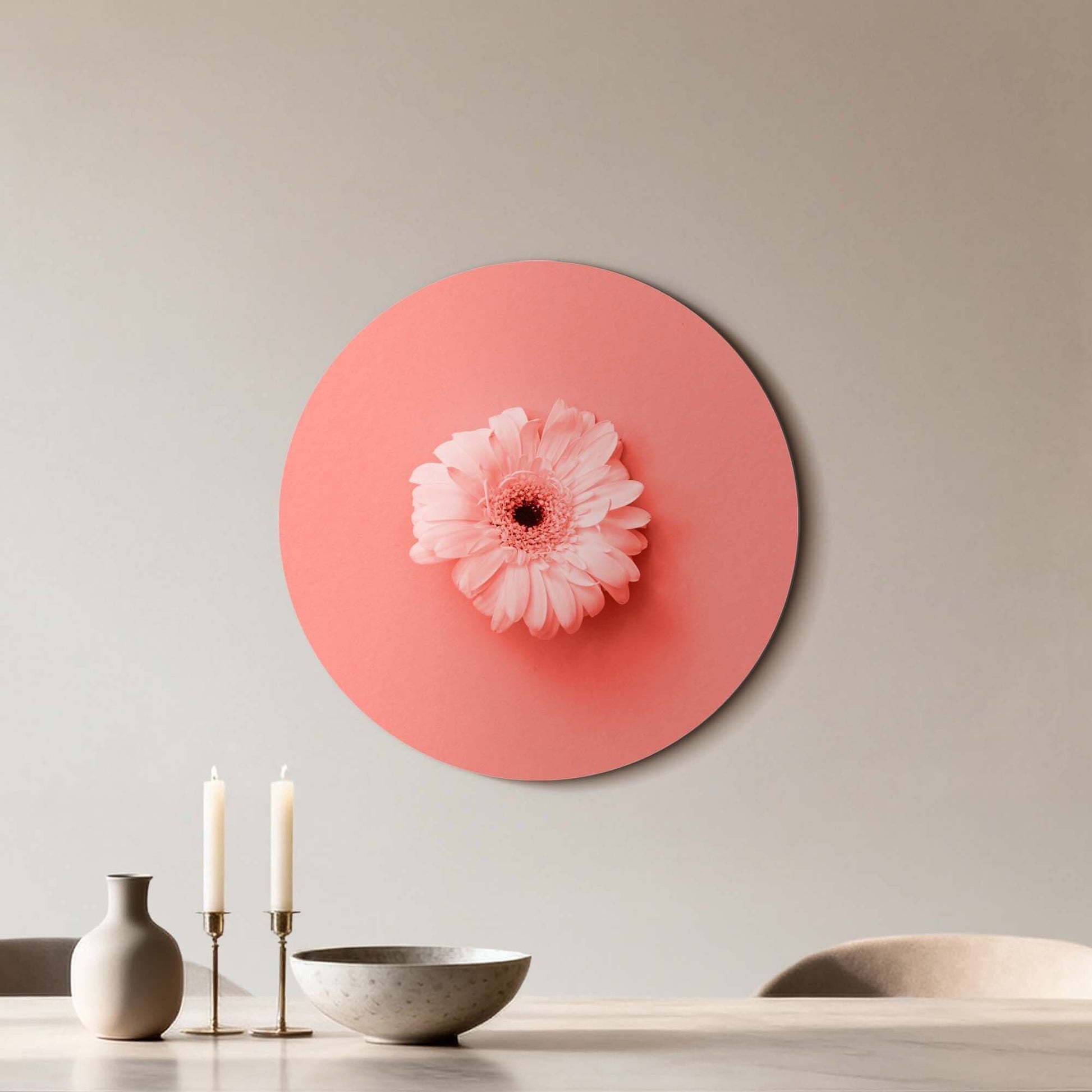 Coral Gerbera - Wandkreis auf korallenrosa Hintergrund, perfekter Wandkreis für Stil und Harmonie.