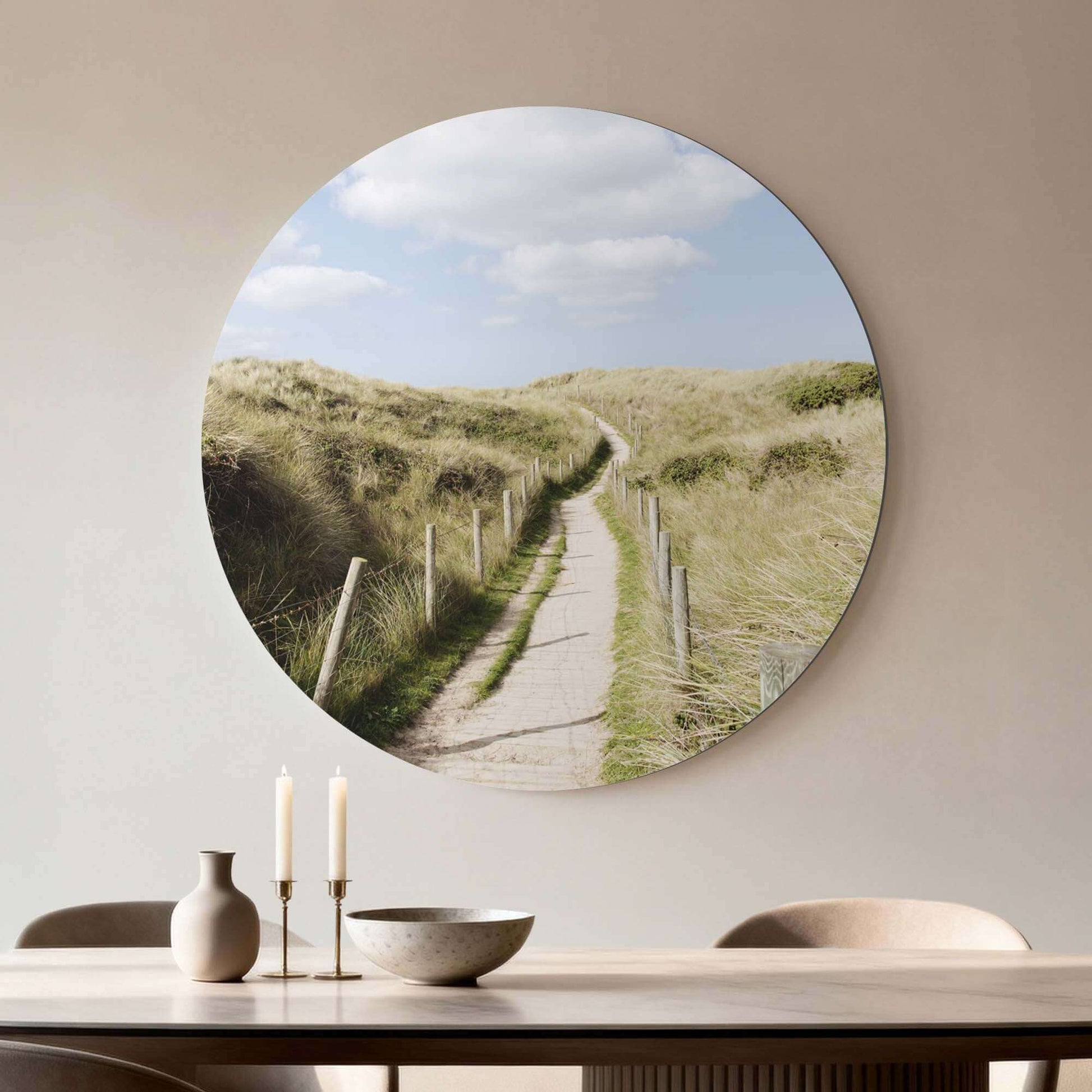 Dune Path - Wall Circle, ein friedlicher Dünenweg mit sanftem Tageslicht, bringt Charme in Ihr Interieur.