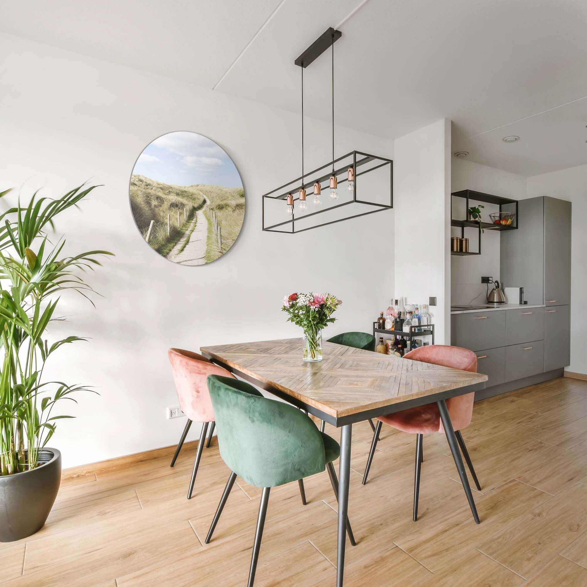 Dune Path - Wandkreis in einer modernen Küche, harmonisch mit natürlichem Licht und Dekoration.