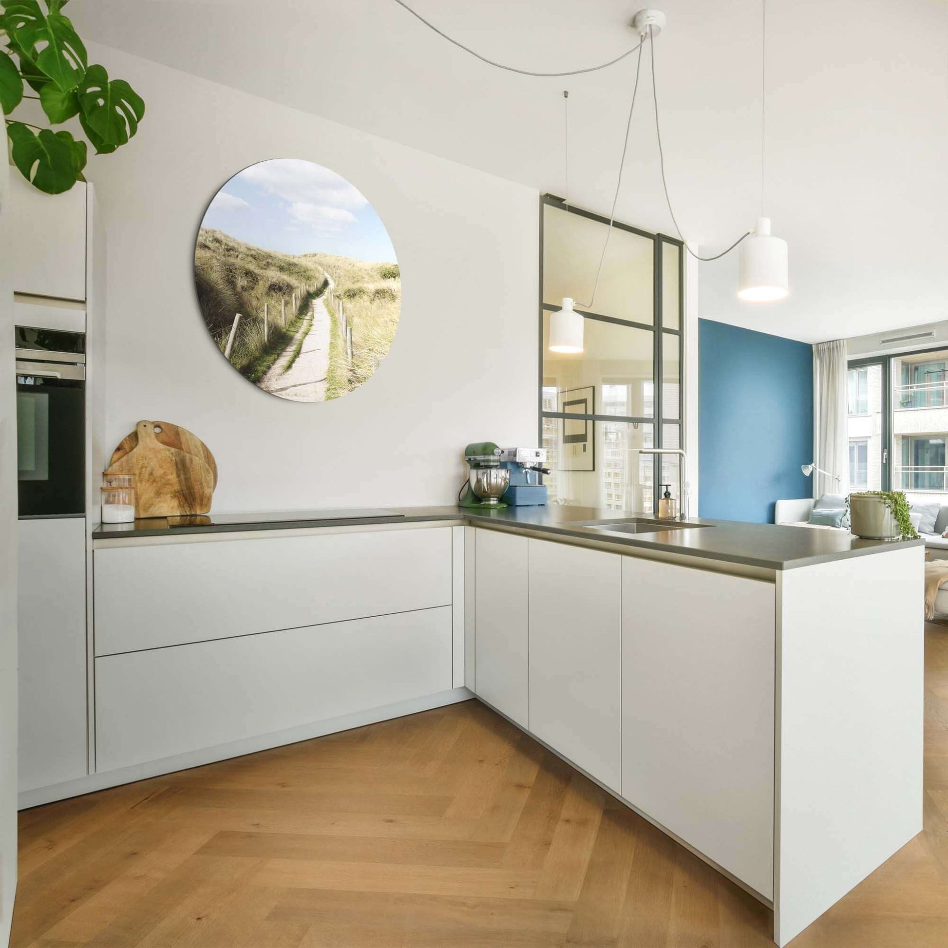 Dune Path - Wandkreis in einer modernen Küche mit einem friedlichen Dünenpfad im sanften Tageslicht.