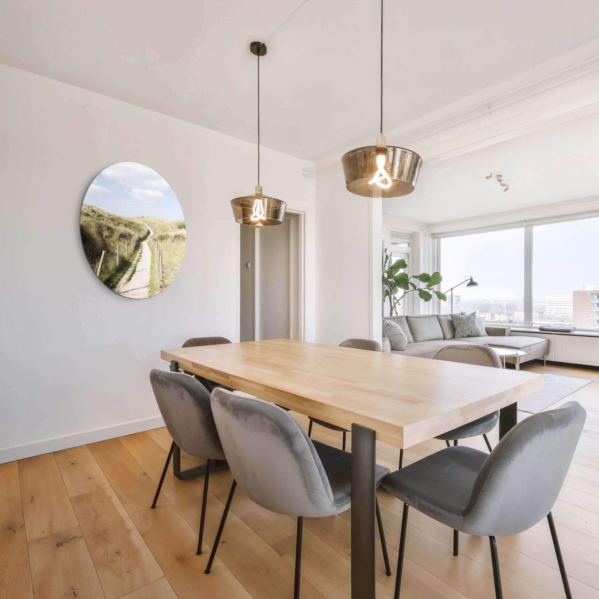 Dune Path - Wandkreis an der Wand in einem modernen Esszimmer mit natürlichem Licht.