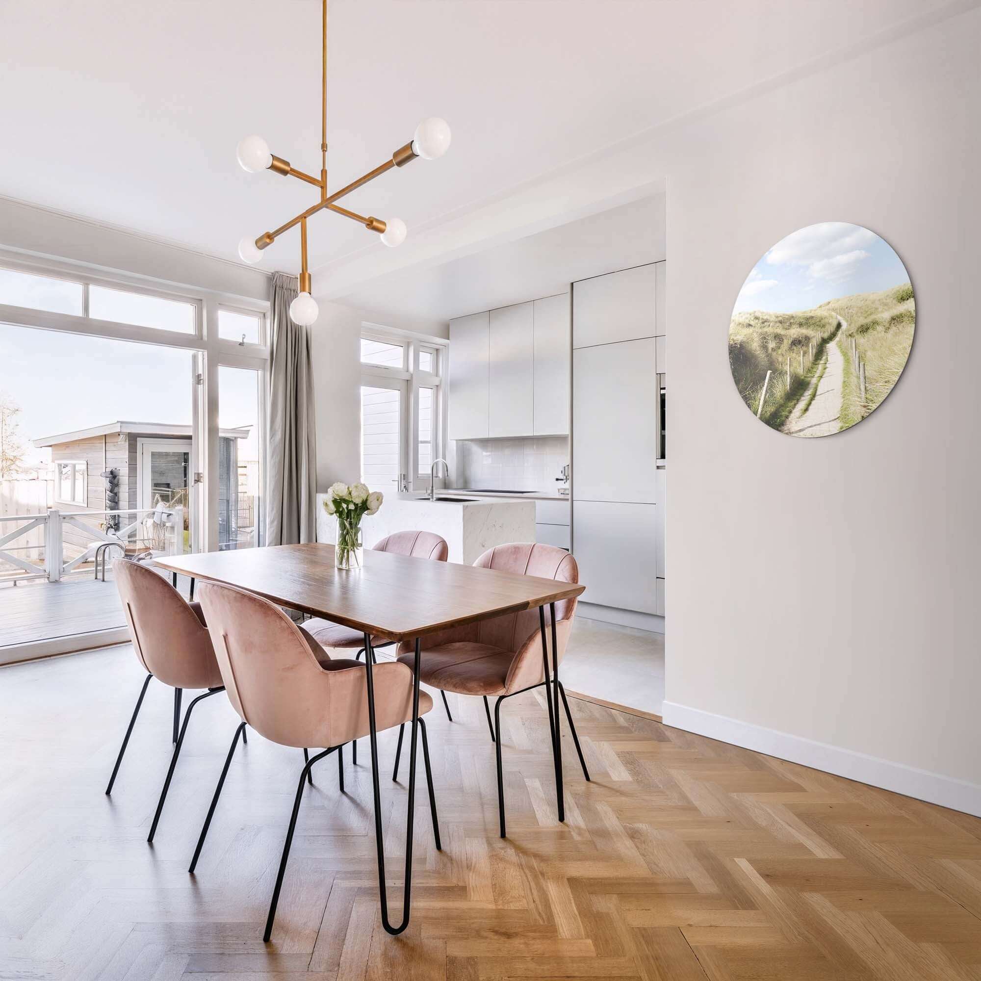 Dune Path - Wandkreis in einem modernen Esszimmer, bringt Ruhe und Charme in den Innenraum.