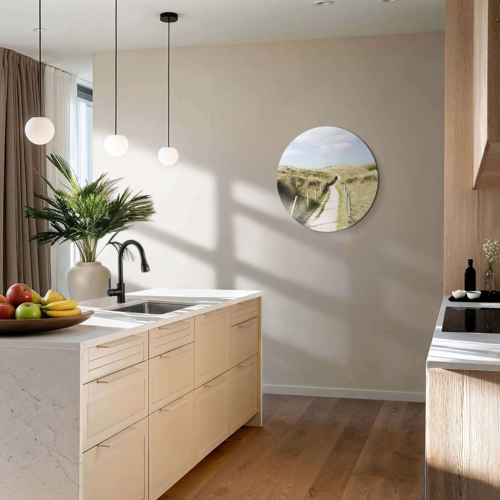 Dune Path - Wandkreis in einer modernen Küche, bringt natürlichen Charme und Ruhe in den Innenraum.
