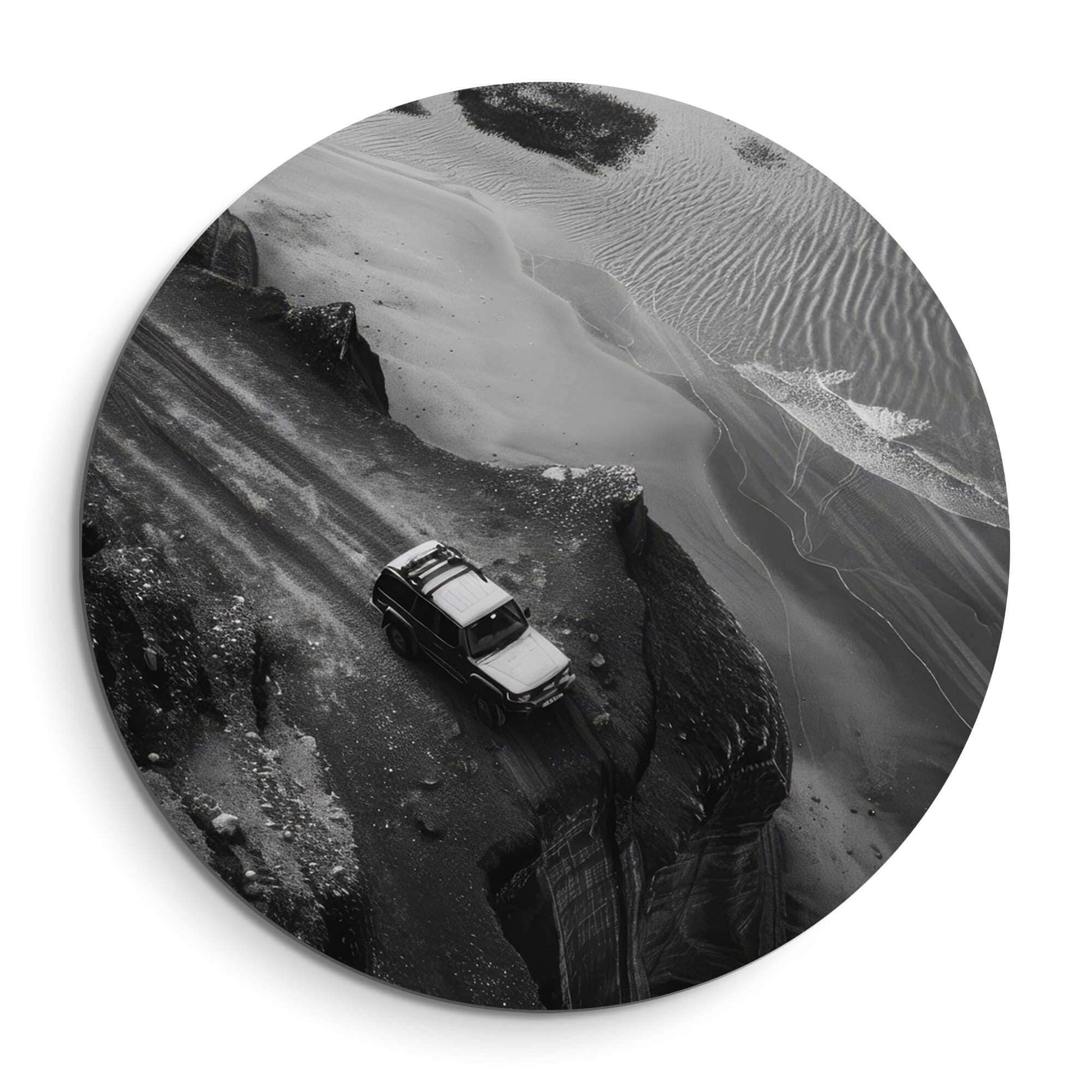 Edge of the Journey - Muurcirkel: stoere zwart-wit muurcirkel met 4x4 langs ruige kust, avontuur op de wand met muurcirkels.