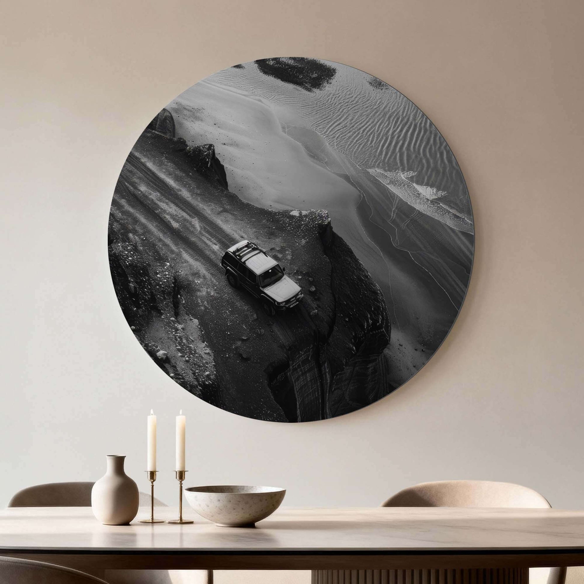 Edge of the Journey - Muurcirkel, zwart-witte wandcirkel met 4x4 langs ruige kustlijn, perfect voor avontuurlijke muurdecoratie.