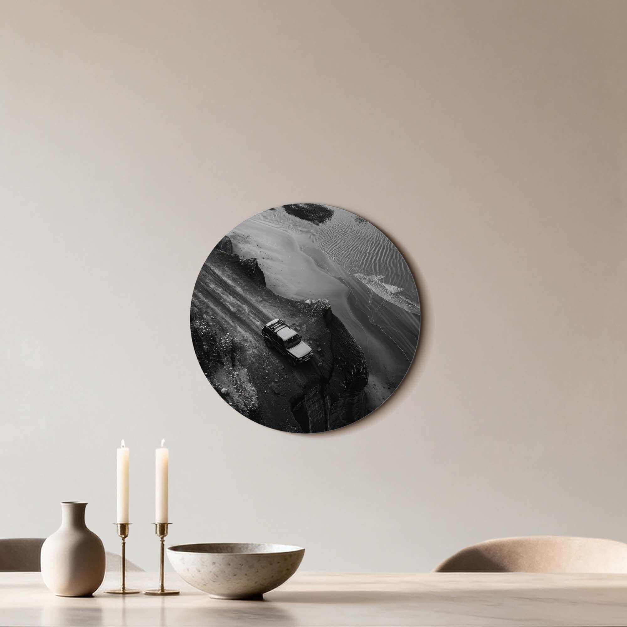 Edge of the Journey - Muurcirkel: Stoere zwart-wit Muurcirkels met een 4x4 langs ruige kust voor avontuurlijke wanddecoratie.