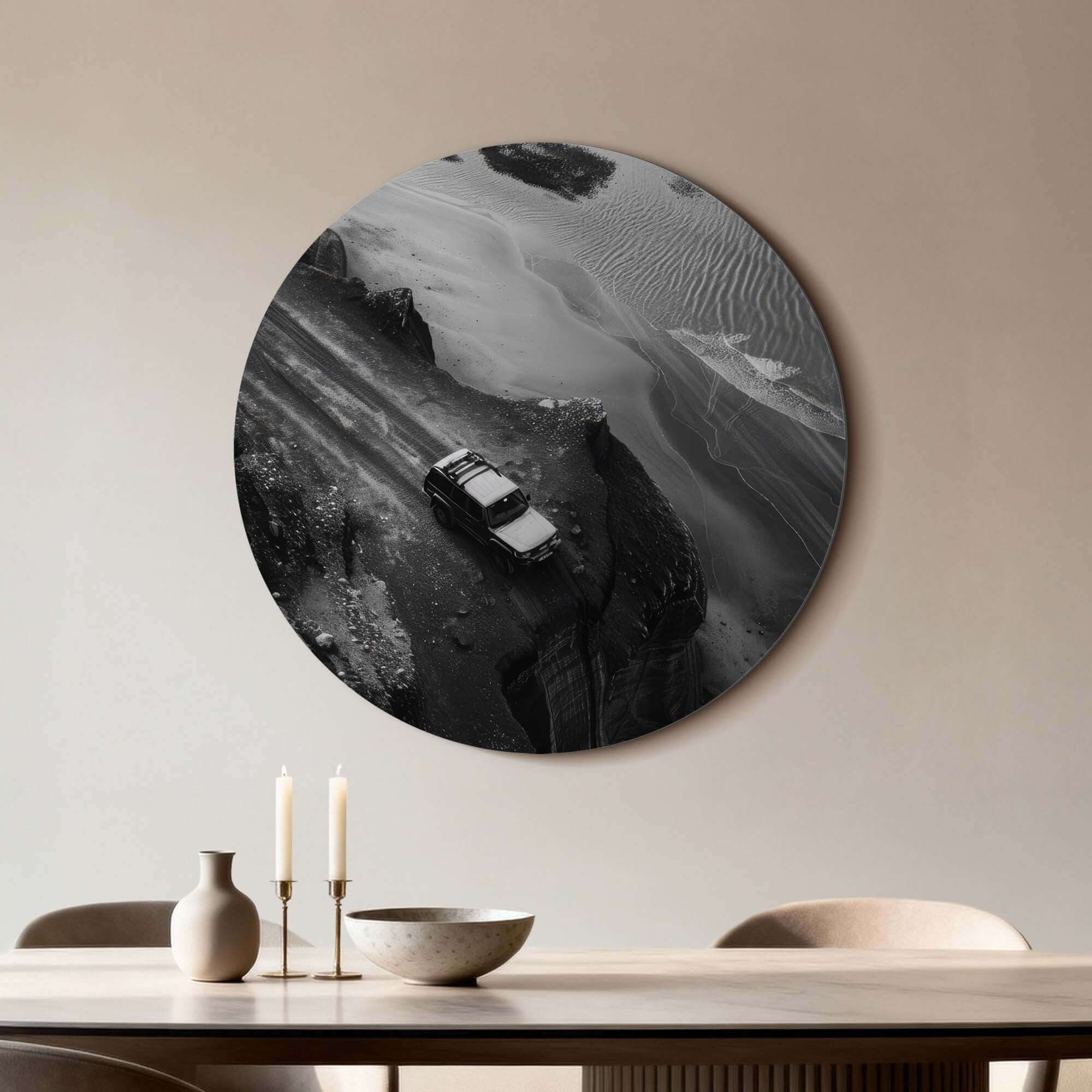 Edge of the Journey - Muurcirkel met een 4x4 langs een ruige kustlijn, zwart-wit wandcirkel voor avontuurlijke interieurs.