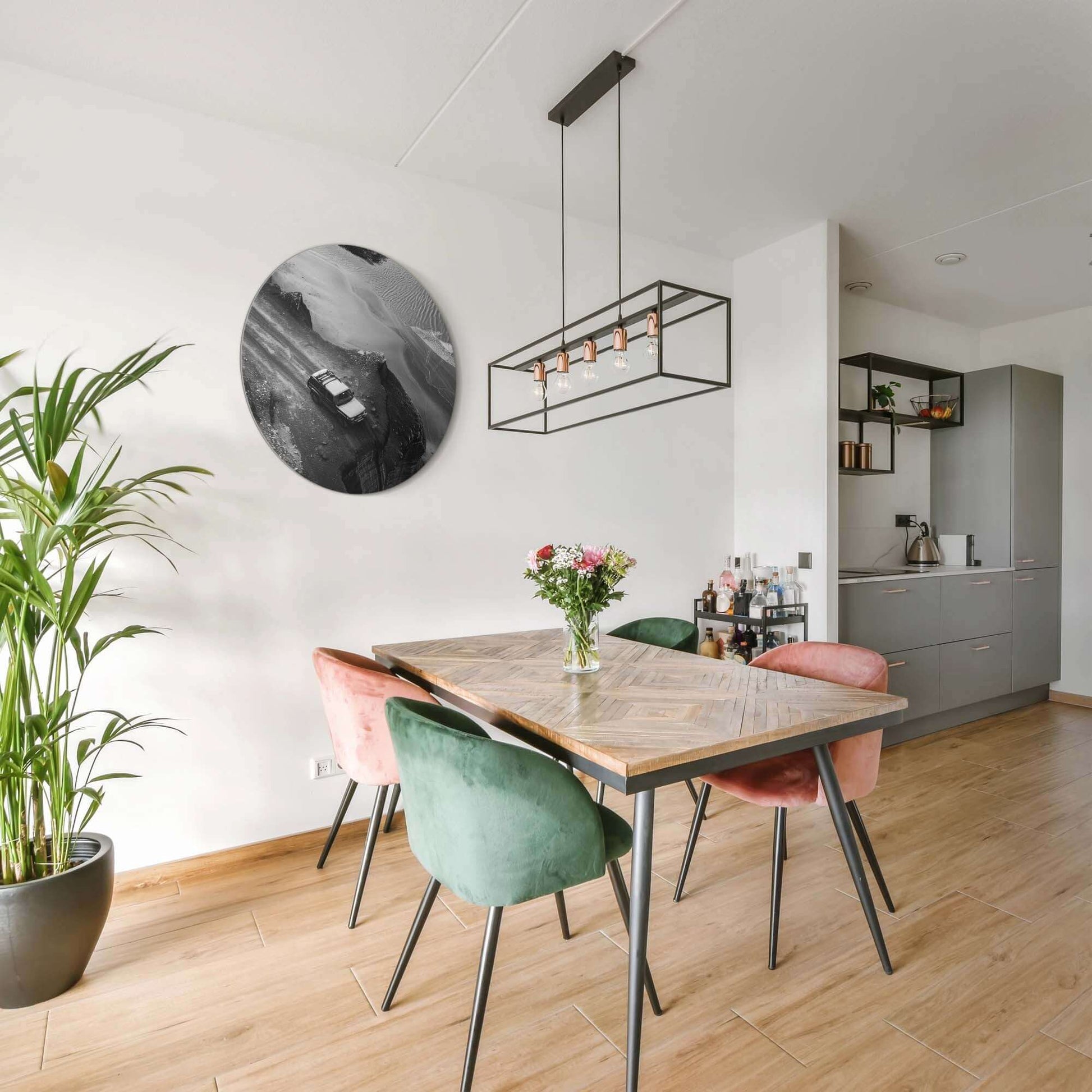 Edge of the Journey - Muurcirkel in een moderne eetkamer, zwart-wit muurcirkel met avontuurlijke 4x4 en kustlijn. Muurcirkels decor.