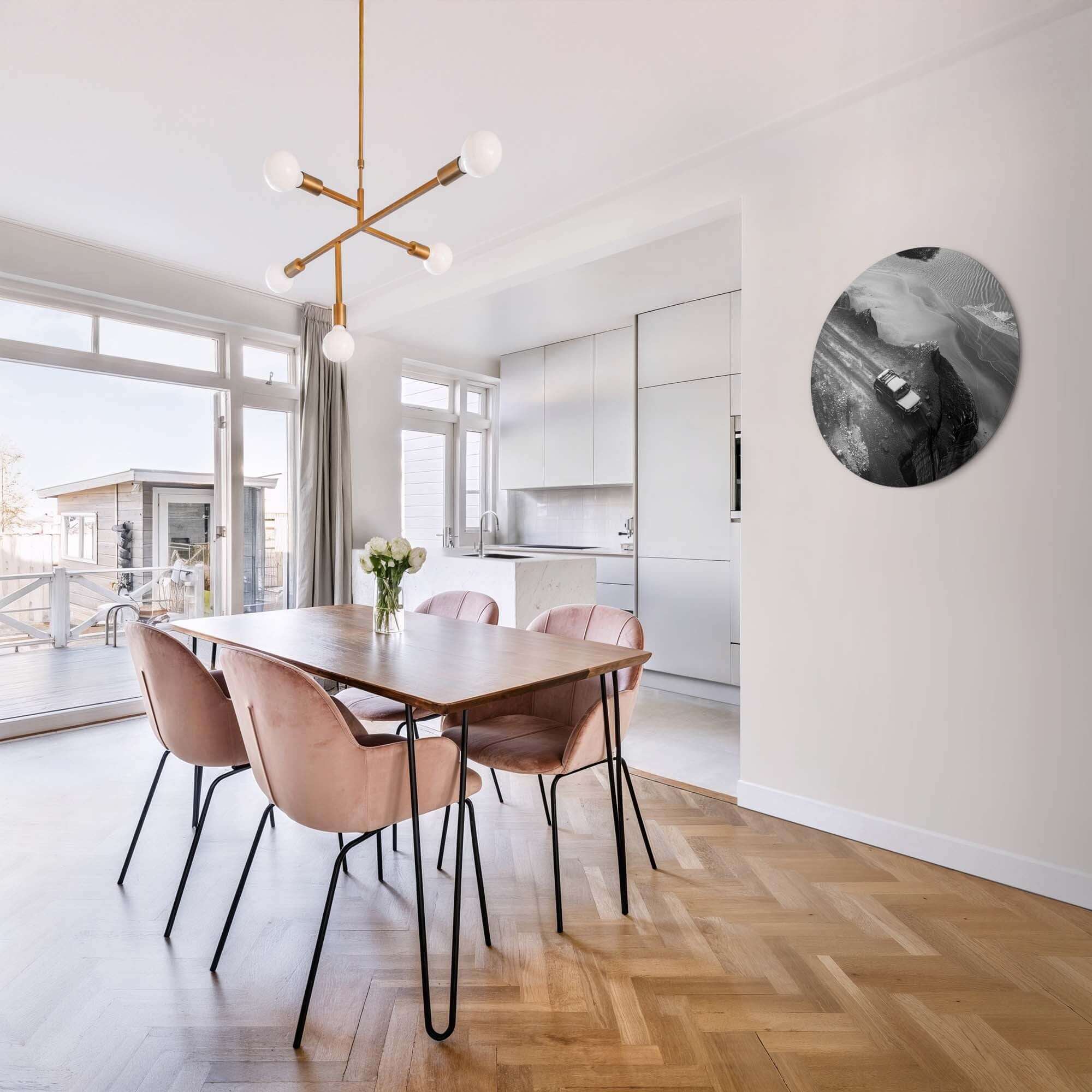 Stoere zwart-wit Edge of the Journey - Muurcirkel met een 4x4 aan ruige kustlijn in moderne eetkamer, wanddecoratie met Muurcirkels.