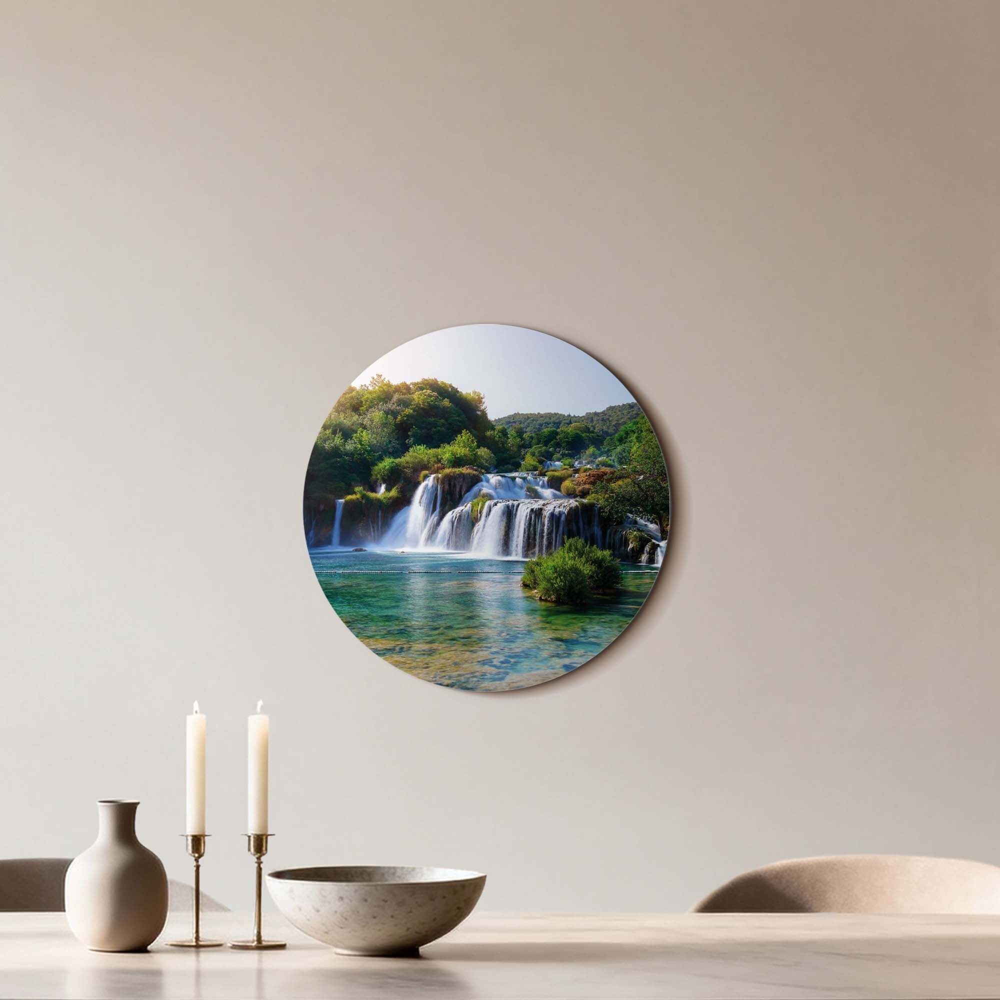 Emerald Falls - Wandkreis mit türkisem See, grüner Natur und Wasserfällen für die Inneneinrichtung, perfekt für Küche oder Esszimmer.