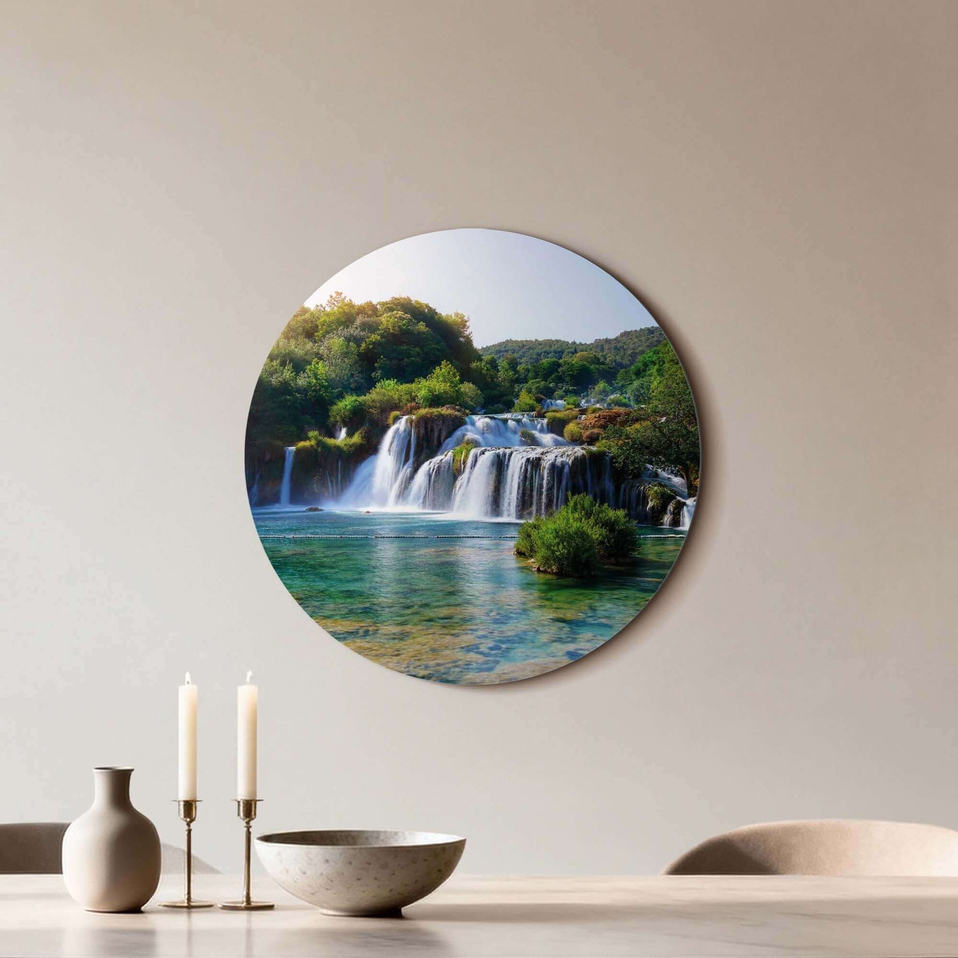 Emerald Falls - Wandkreis mit heiterer Natur, türkisfarbenem See und Wasserfällen. Bringen Sie Ruhe in Ihren Raum mit diesem schönen Wandkreis.