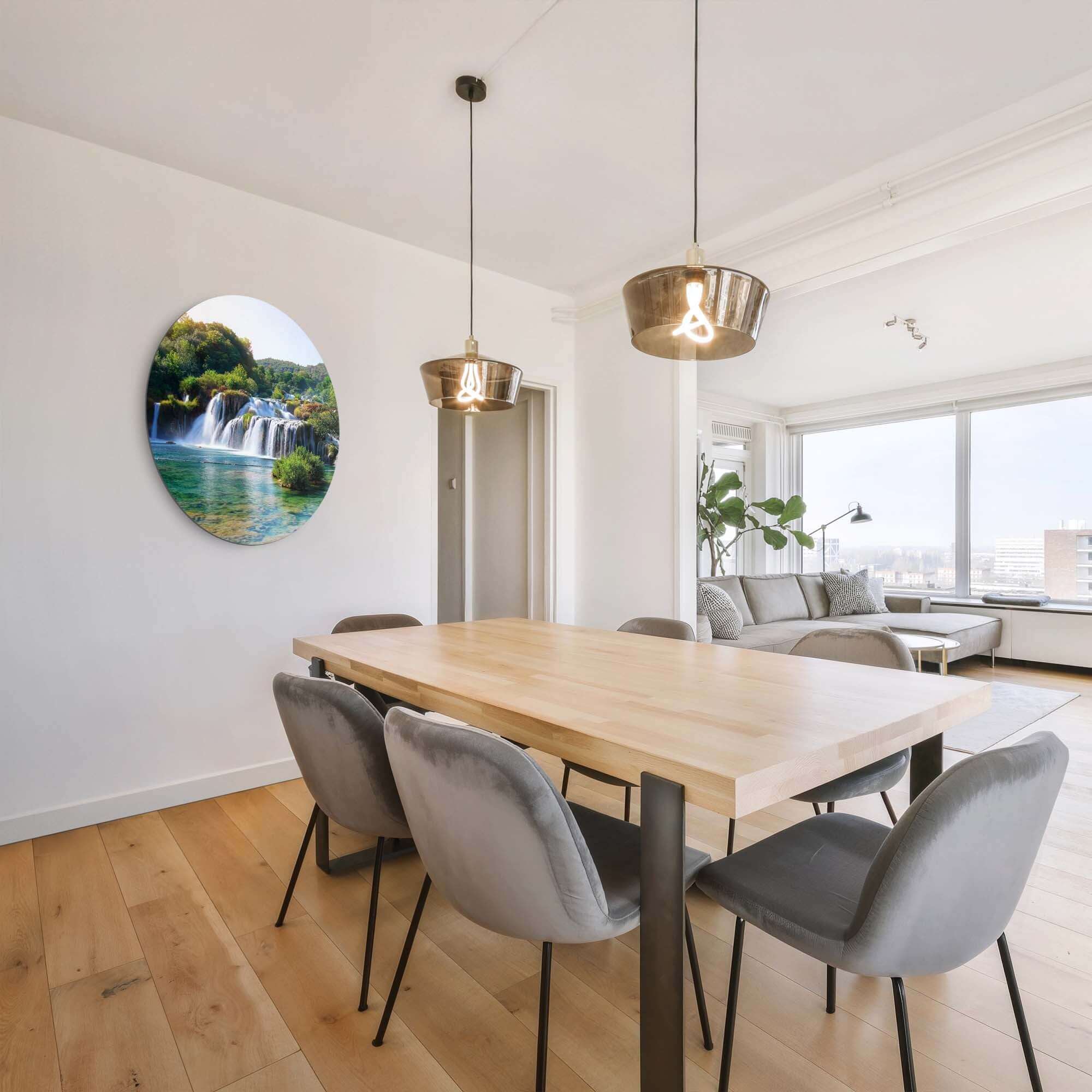 Elegantes Interieur mit Emerald Falls - Wandkreis an der Wand, mit ruhiger Natur, türkisfarbenem See und mächtigen Wasserfällen. Wandkreis-Ambiente.