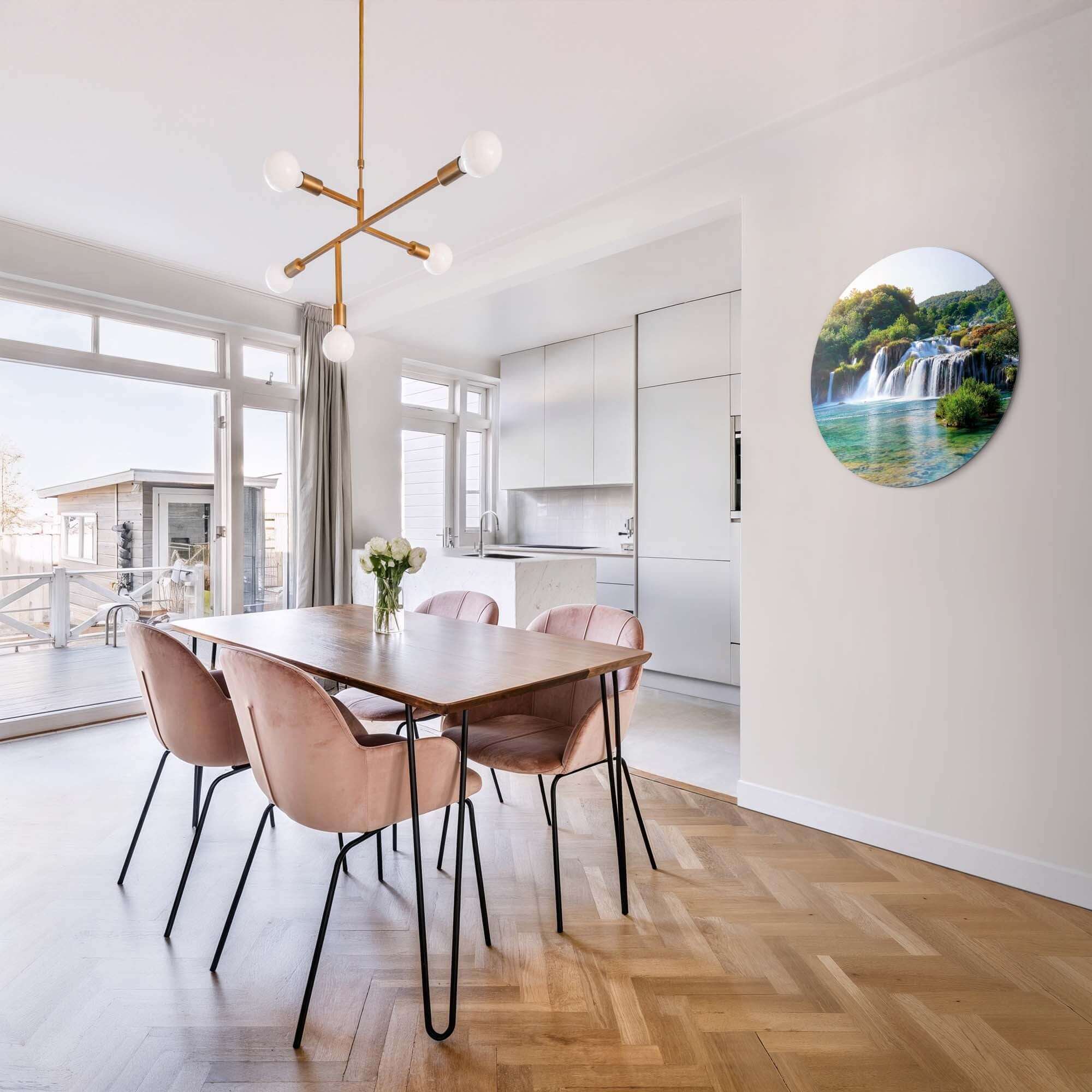 Emerald Falls - Wandkreis im modernen Esszimmer mit klarem türkisem See, grüner Natur und mächtigen Wasserfällen. Wandkreis Innendekoration.