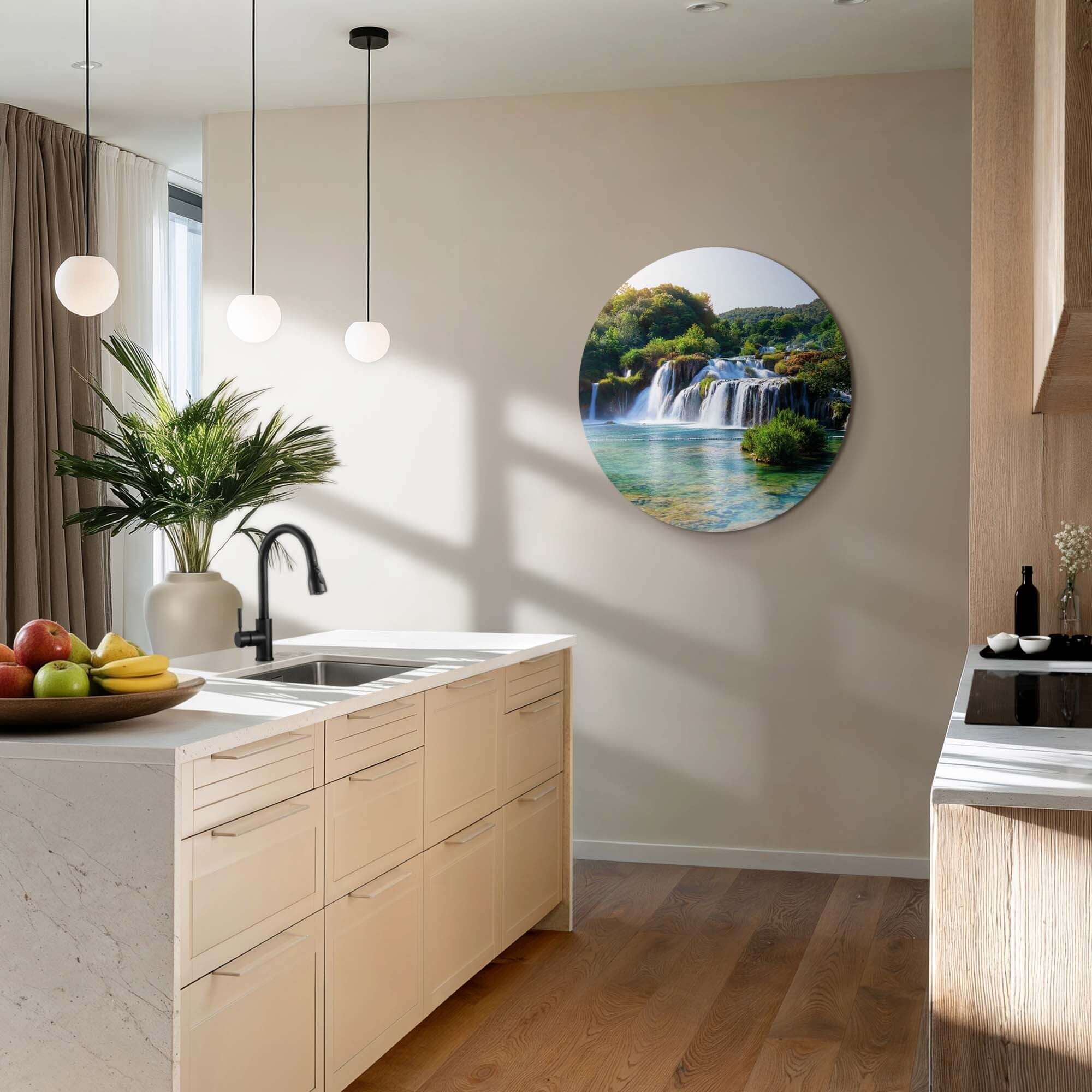 Emerald Falls - Wandkreis in einer modernen Küche mit Wasserfallmotiv, natürlicher Schönheit und heiterer Atmosphäre. Perfekte Wandkreis Dekoration.