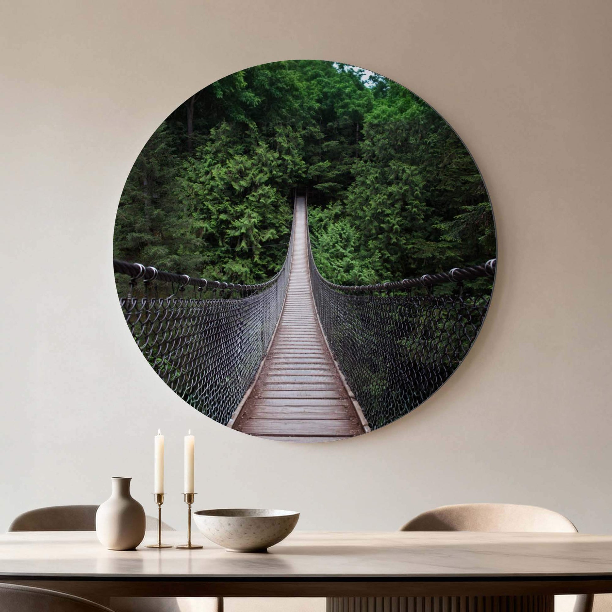 Forest Crossing - Wandkreis einer hölzernen Hängebrücke im Grünen, perfekt für Wanddekoration und rustikales Ambiente.