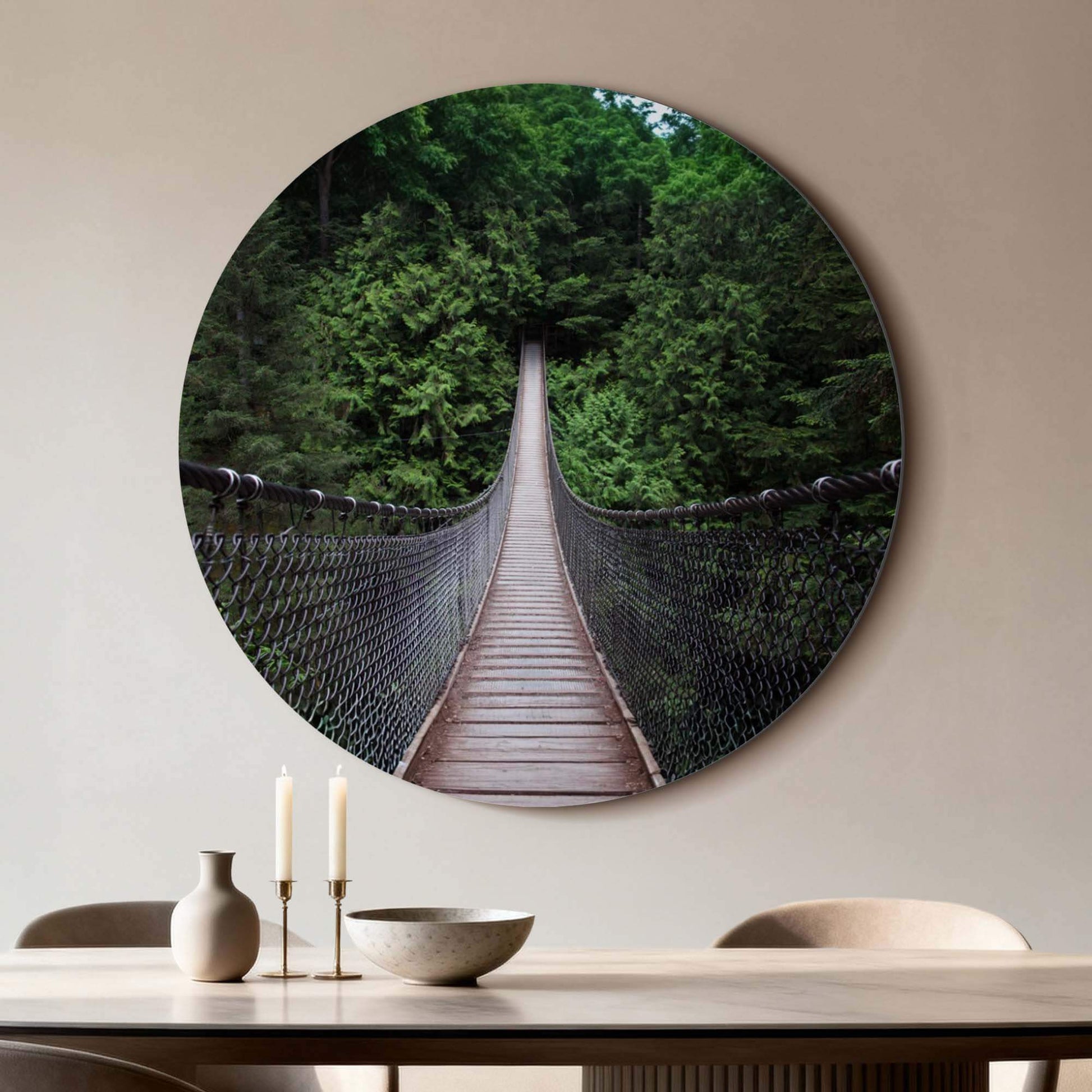 Forest Crossing - Wandkreis mit hölzerner Hängebrücke im grünen Wald für ein natürliches Aussehen.