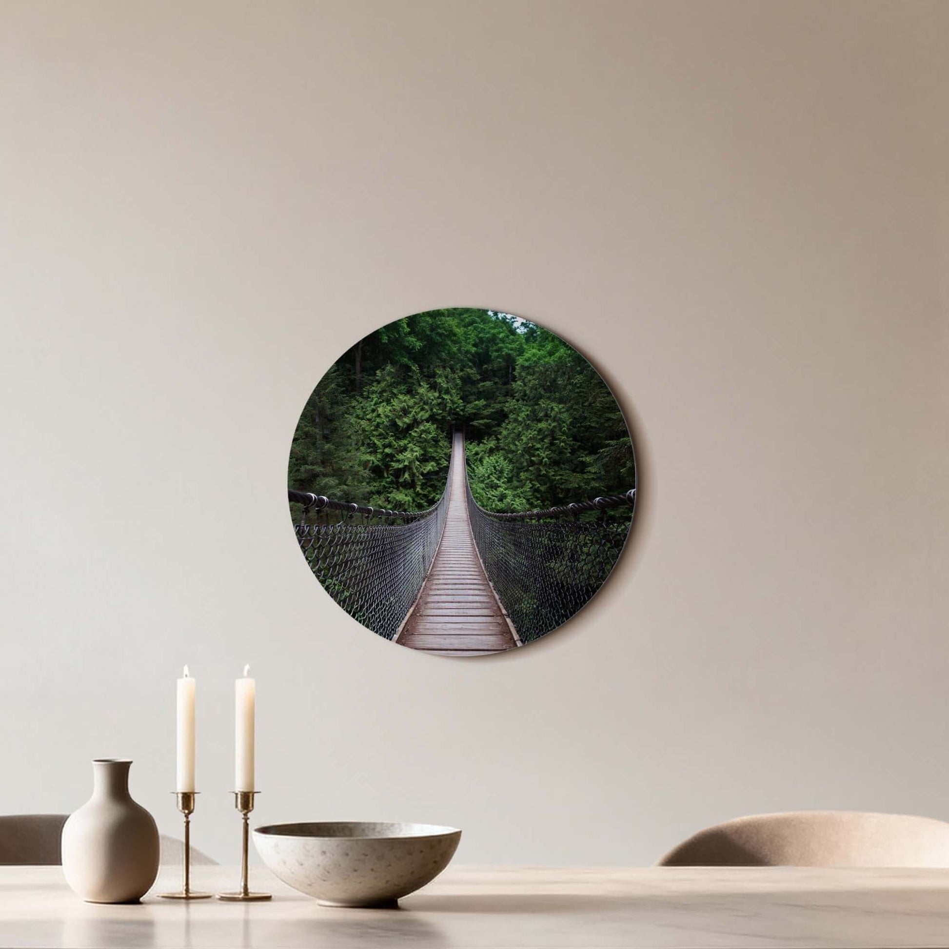 Forest Crossing - Wandkreis: Hängebrücke aus Holz im Grünen, bringt Ruhe und Abenteuer in Ihr Interieur.