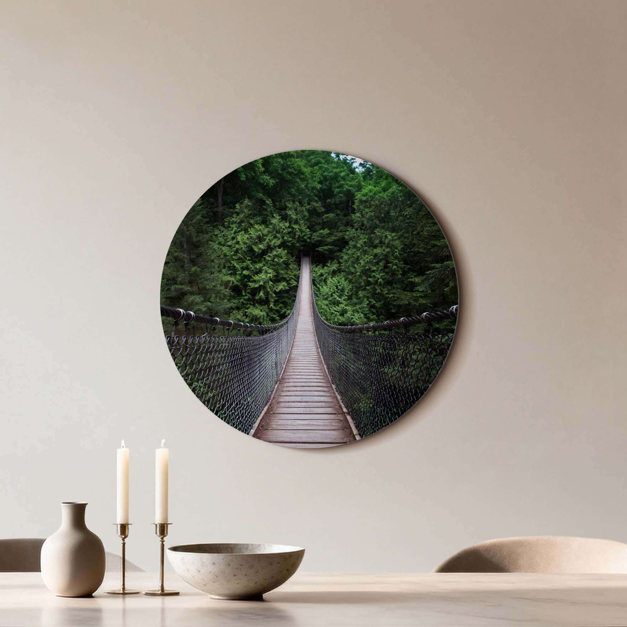 Forest Crossing - Wandkreis einer hölzernen Hängebrücke, die sich durch den grünen Wald schlängelt.