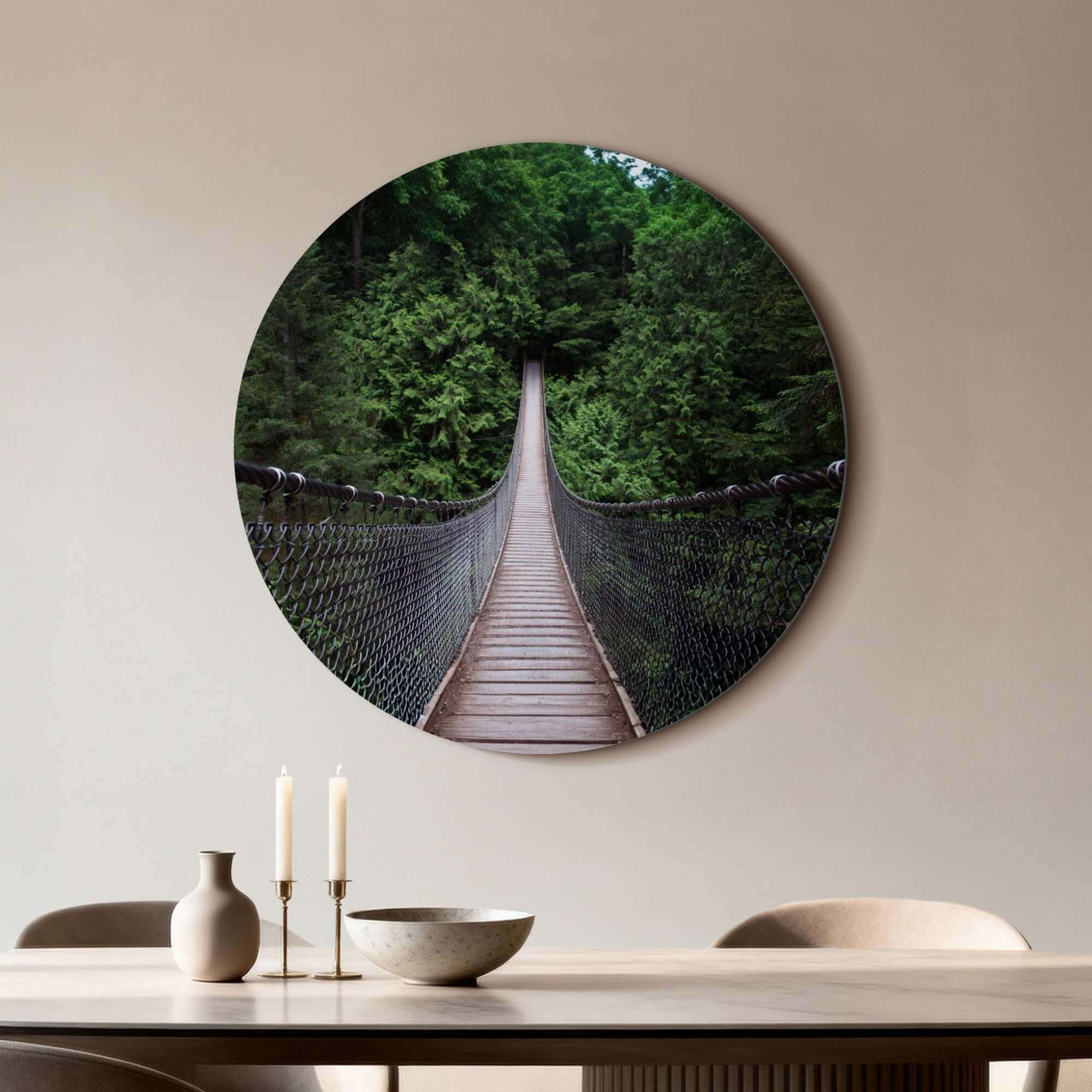 Forest Crossing - Mauerkreis mit einer hölzernen Hängebrücke im grünen Wald, für Ruhe und Abenteuer.