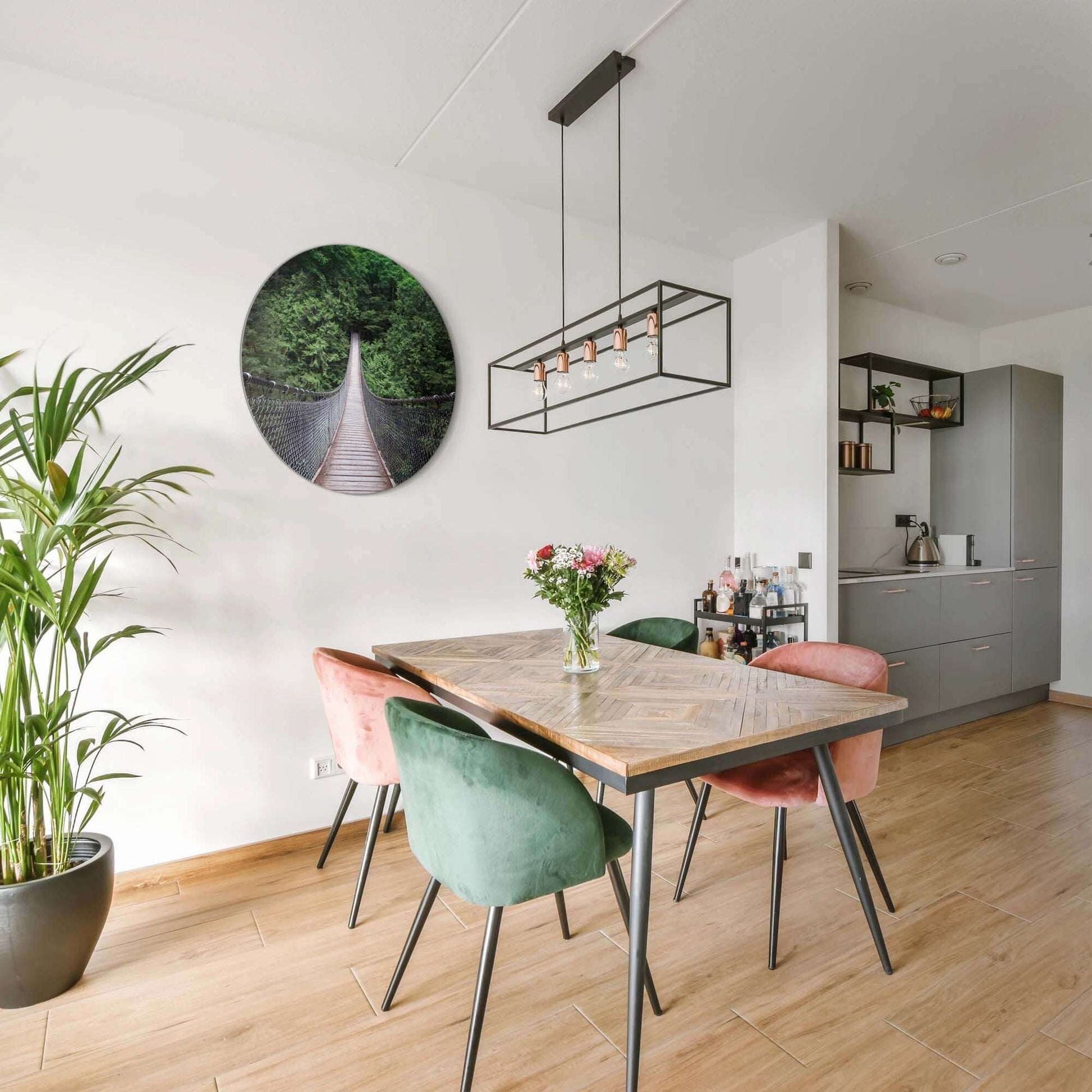 Forest Crossing - Wandkreis in einem modernen Esszimmer mit Holztisch und Pflanzen.