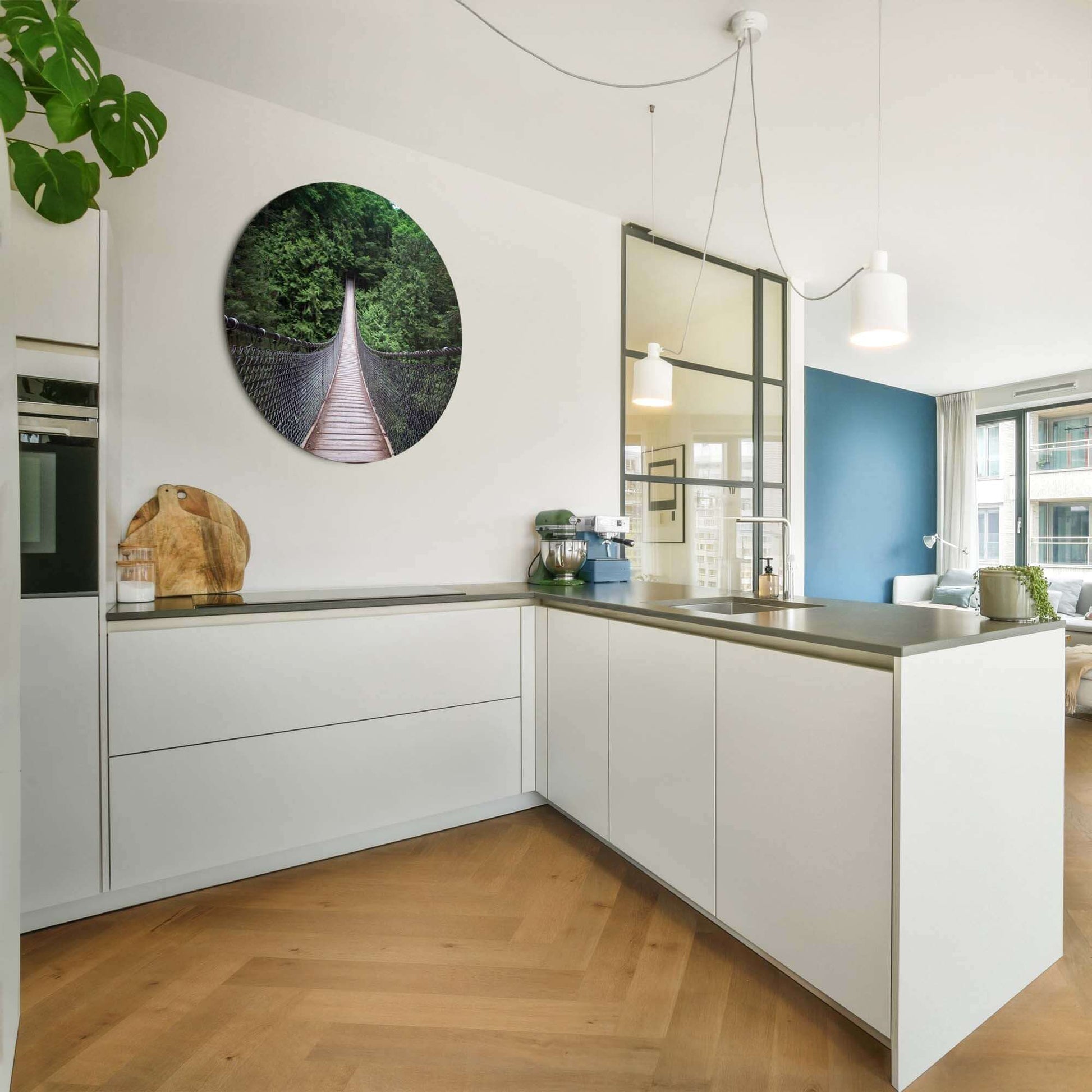 Forest Crossing - Wandkreis in moderner Küche mit hölzerner Hängebrücke und grünem Hintergrund.
