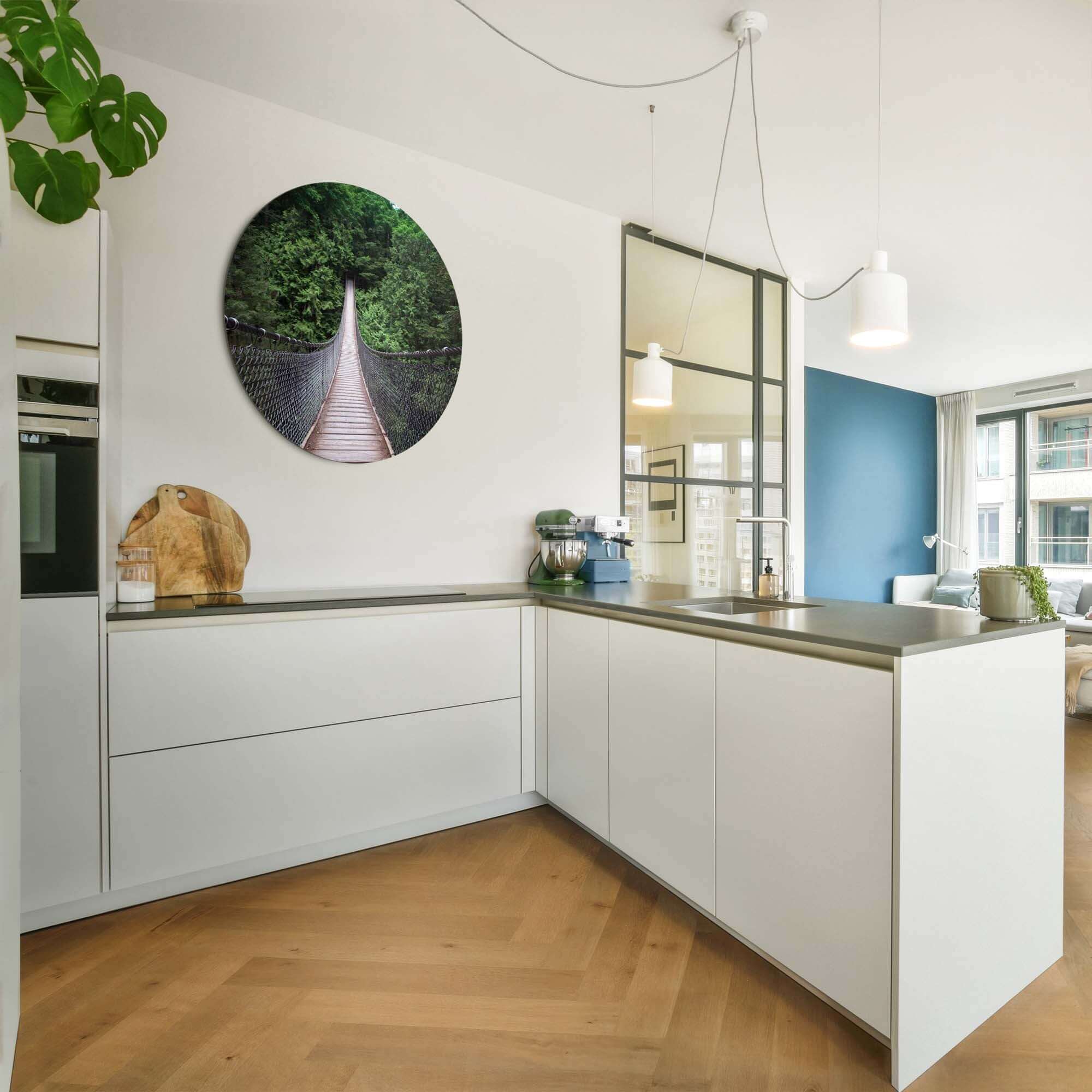 Forest Crossing - Wandkreis in moderner Küche mit hölzerner Hängebrücke und grünem Hintergrund.