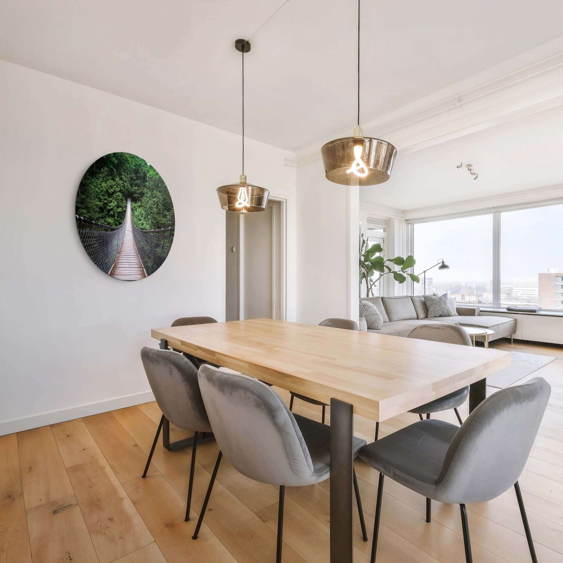 Forest Crossing - Wandkreis als Wanddekoration über einem Esstisch aus Holz in einem modernen Wohnzimmer.