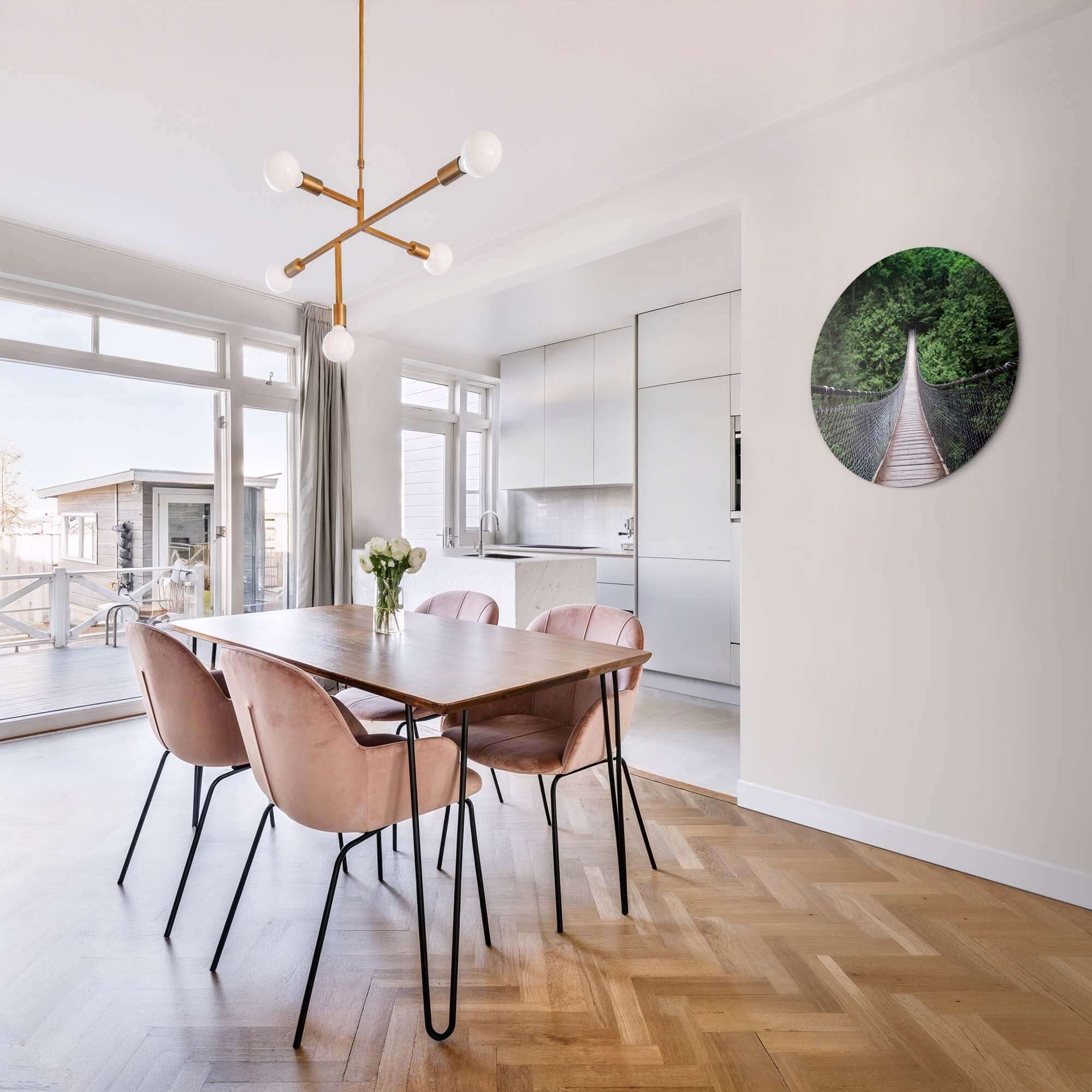Forest Crossing - Wandkreis in einem modernen Esszimmer mit Holztisch und rosa Stühlen.