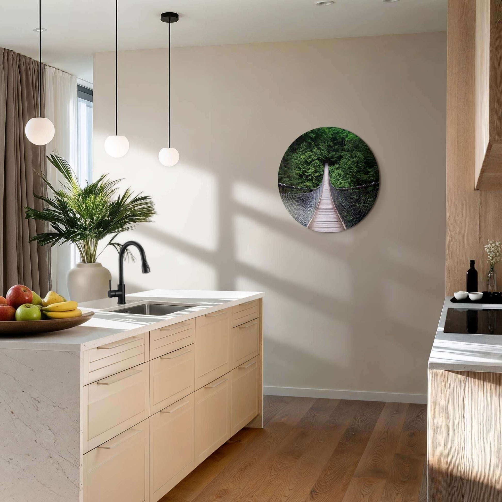 Forest Crossing - Wandkreis, eine hölzerne Hängebrücke im Grünen, ideal für die Wanddekoration.