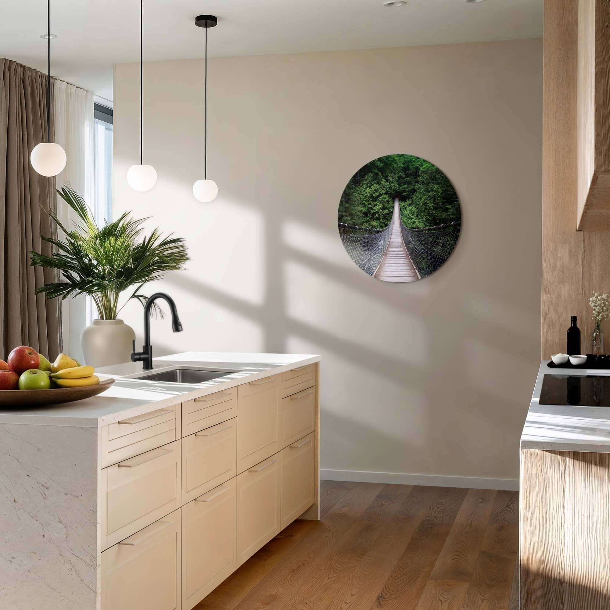 Forest Crossing - Wandkreis, eine hölzerne Hängebrücke im Grünen, ideal für die Wanddekoration.