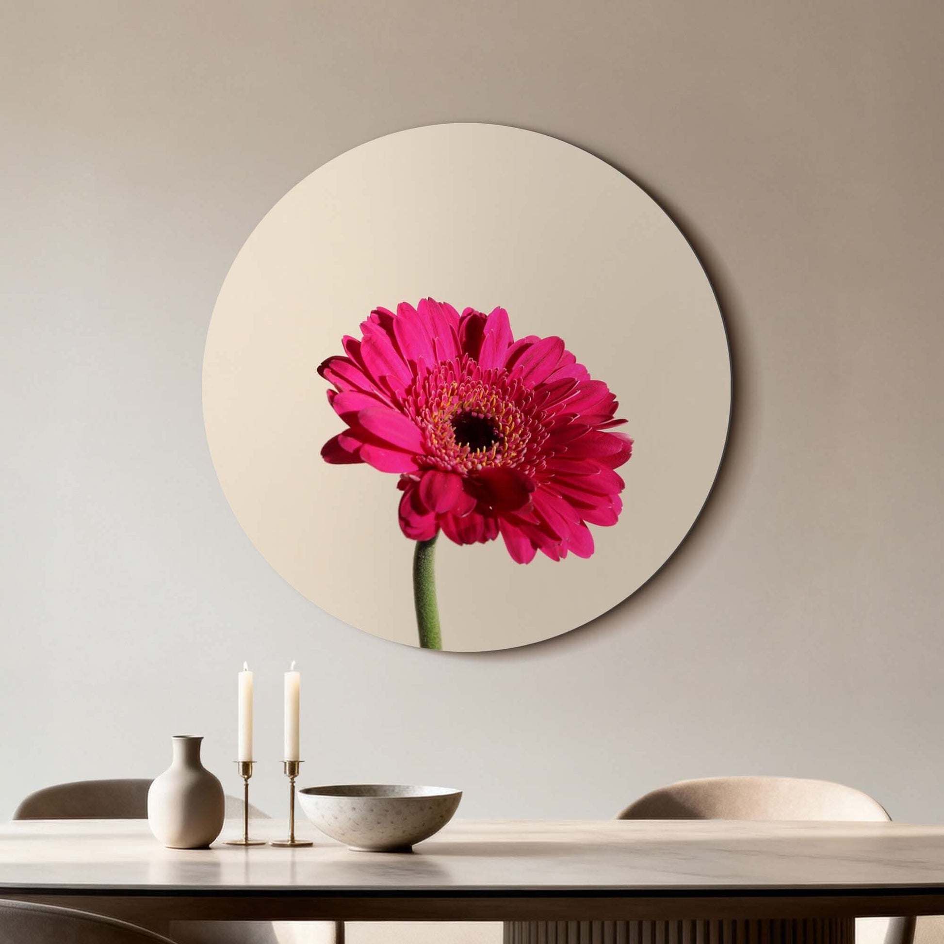 Fuchsia Gerbera - Wandkreis auf beigem Hintergrund, ein stilvoller Wandkreis für jeden Raum.