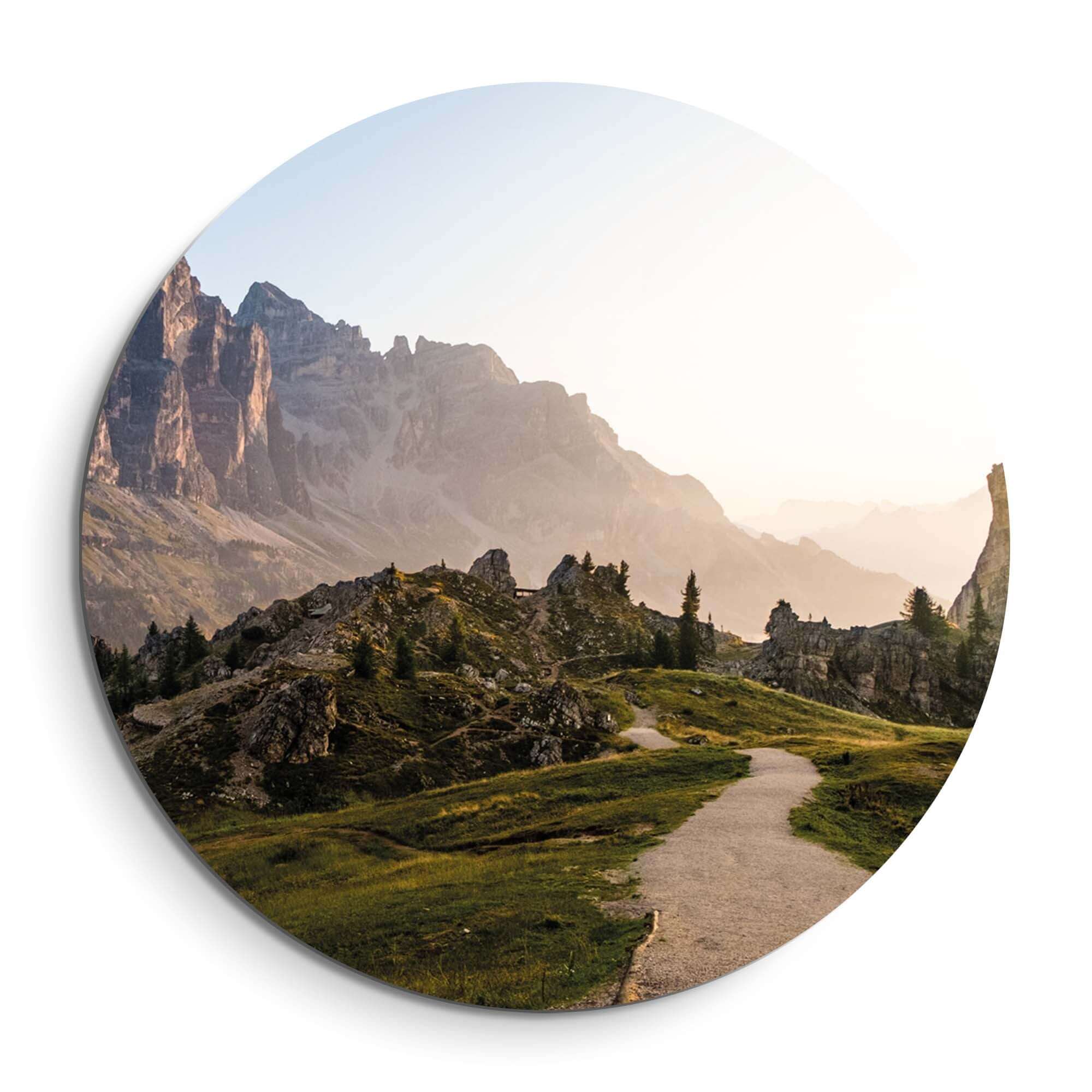 Golden Ridge Trail - Muurcirkel met bergpad in ochtendzon; wanddecoratie voor woonkamer.