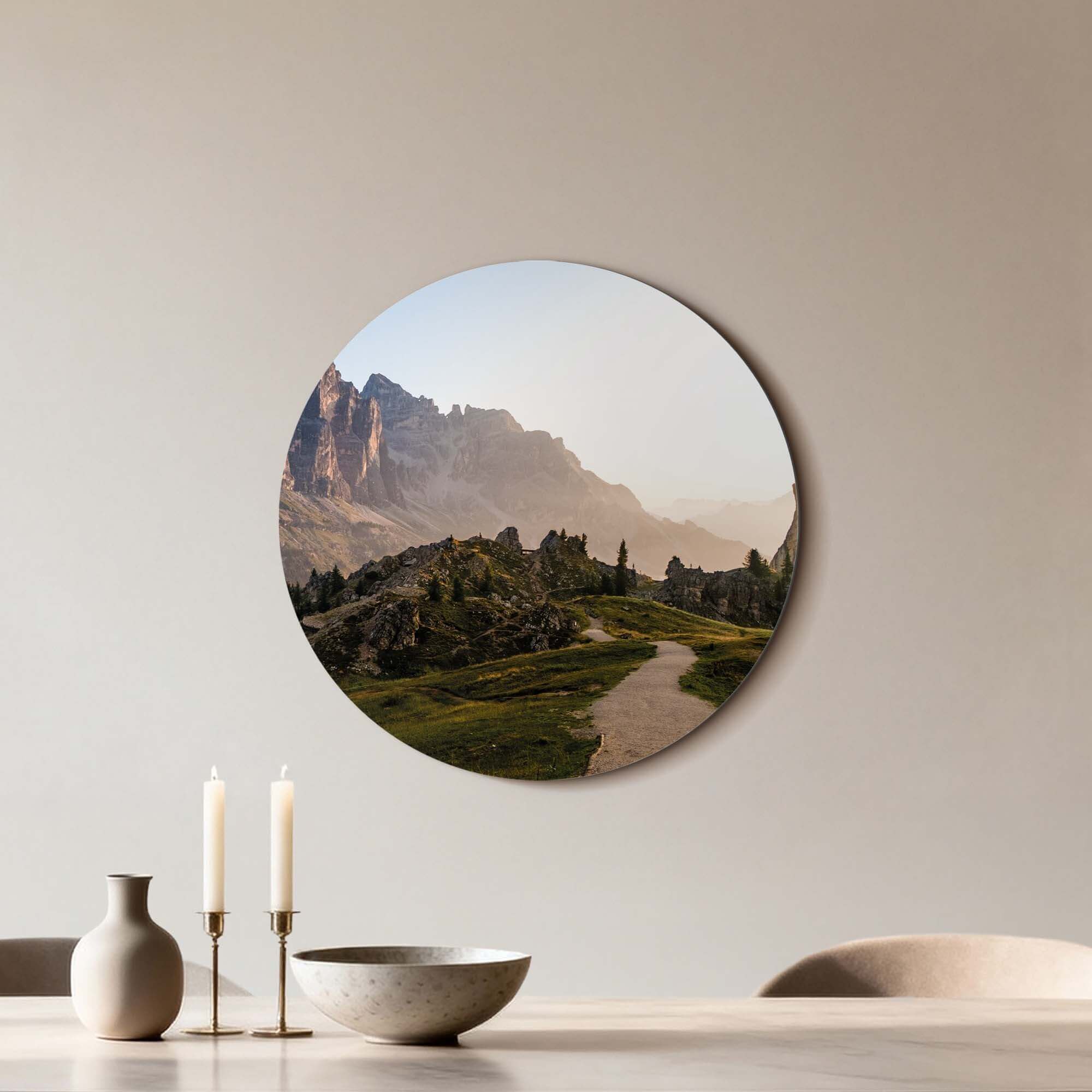 Golden Ridge Trail - Muurcirkel, serene landschap wandcirkel met goudkleurig bergpad in ochtendzon, ideaal voor keuken of eetkamer.