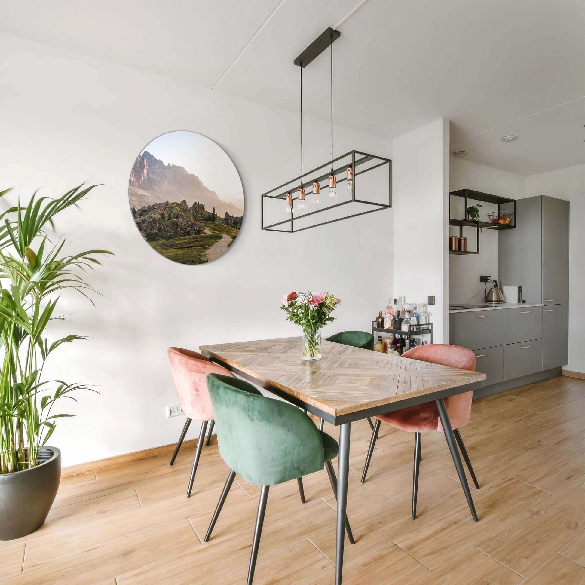 Golden Ridge Trail - Muurcirkel in keukeninterieur, sfeervolle wanddecoratie met goudkleurig bergpad, perfect voor keuken en eetkamer.