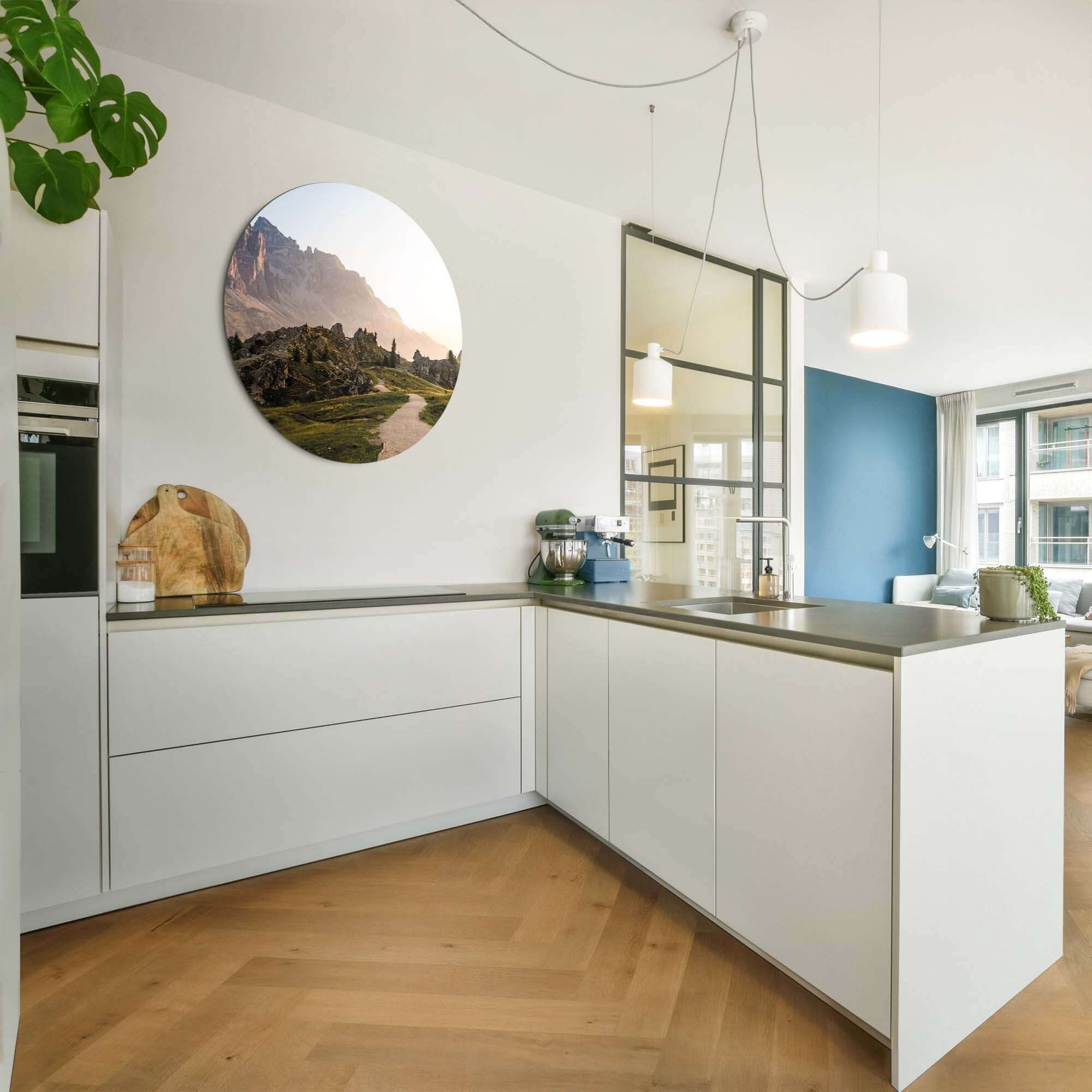 Golden Ridge Trail - Muurcirkel decor in moderne keuken, serene goudkleurige bergpad wandcirkel. Geschikt voor wandverfraaiing.