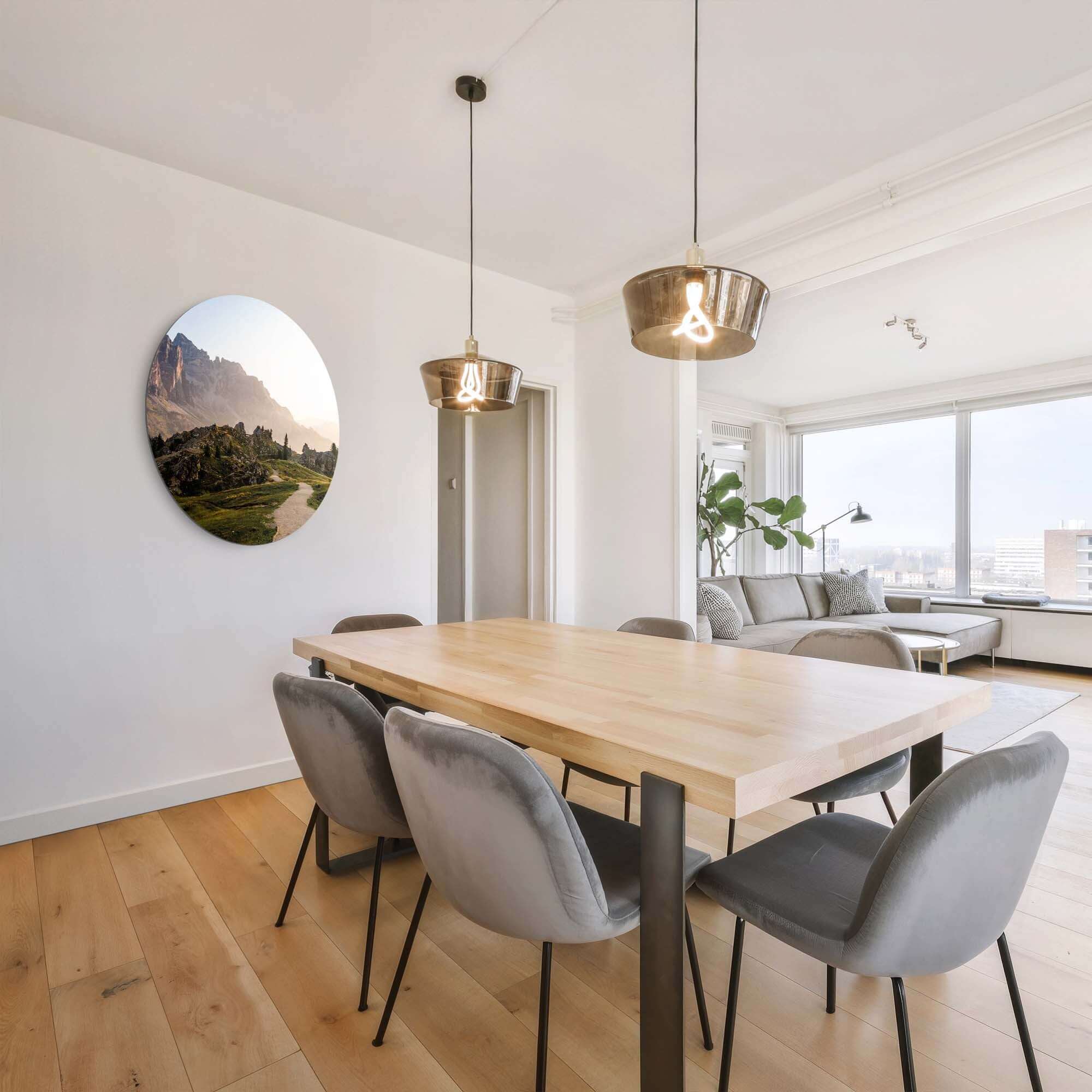 Golden Ridge Trail - Muurcirkel in moderne eetkamer, serene muurcirkel met goudkleurig bergpad, ideaal voor muren in keuken of woonkamer.
