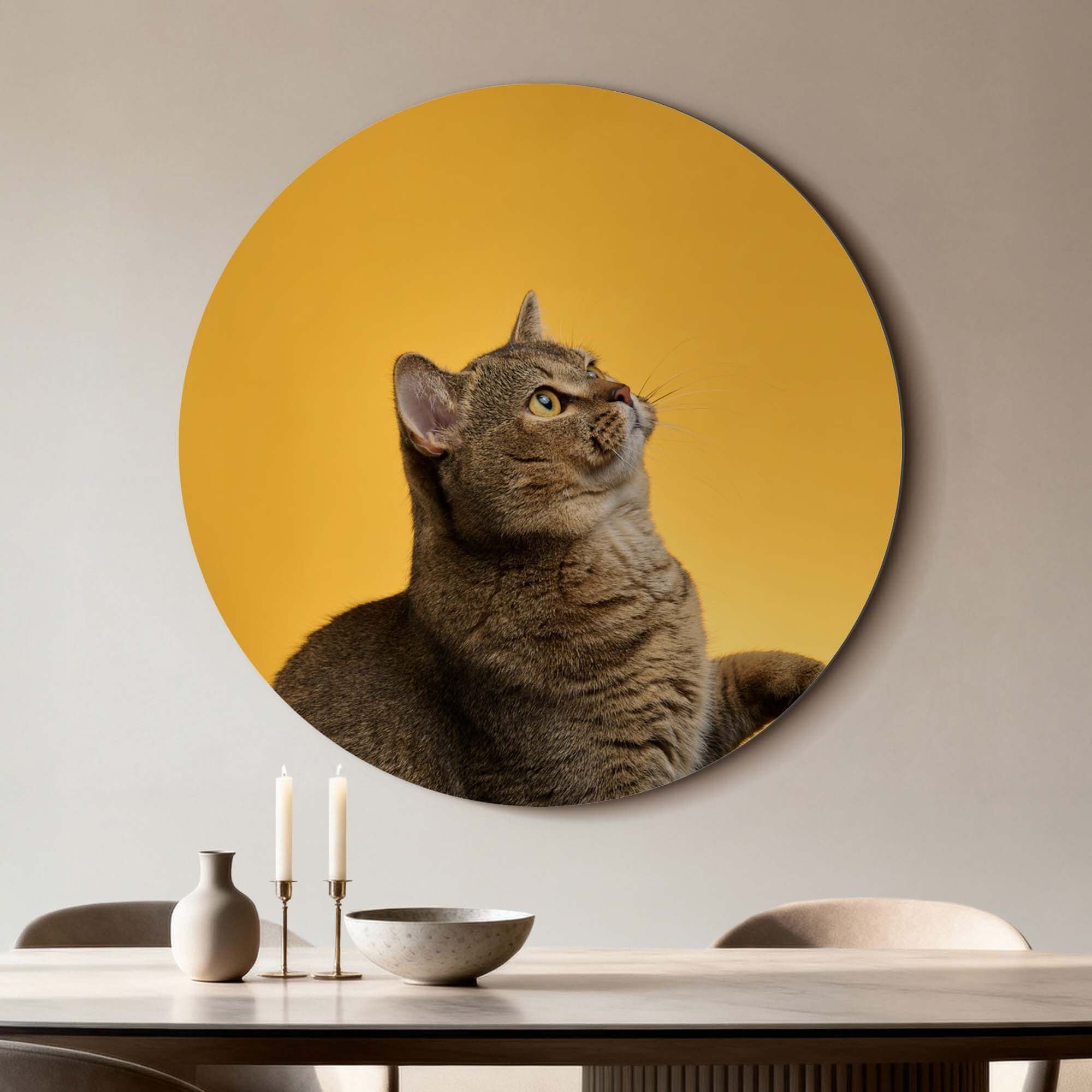 Golden Stretch – Muurcirkel met een kat op gouden achtergrond, perfect voor decoratie.