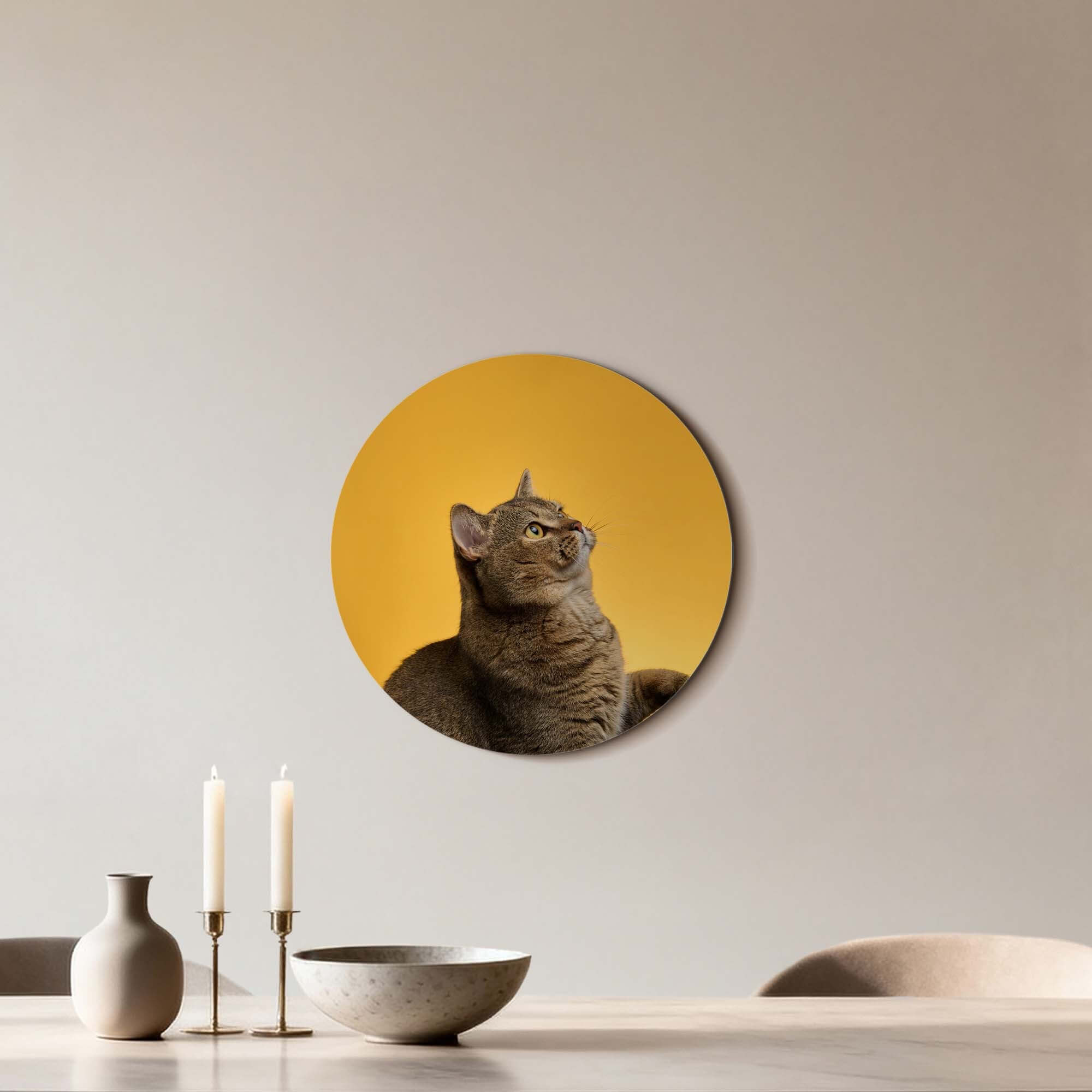 Golden Stretch – Muurcirkel van een kat op een warme gouden achtergrond, perfect voor wanddecoratie.
