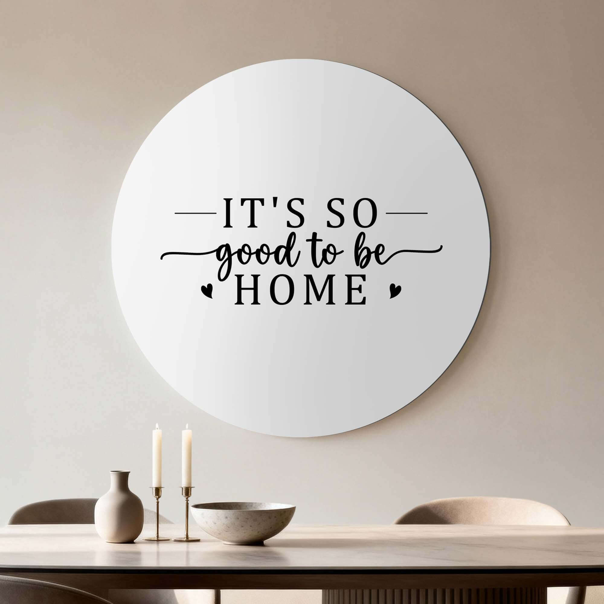 Good To Be Home - Muurcirkel in een stijlvolle eetkamer met kaarsen en moderne decor, perfecte wandcirkel voor keuken of hal.