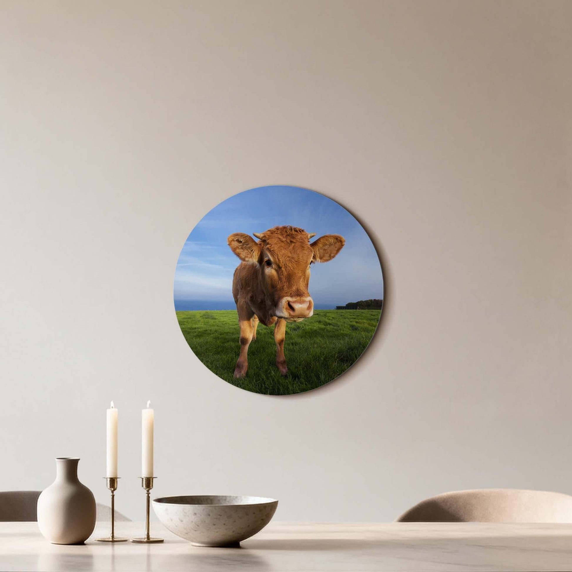 Kalb auf der Wiese - Wandkreis auf einer modernen Wand, Premium Aluminium Dibond, ländliche Dekoration, Wandkreis mit neugierigem Kalb