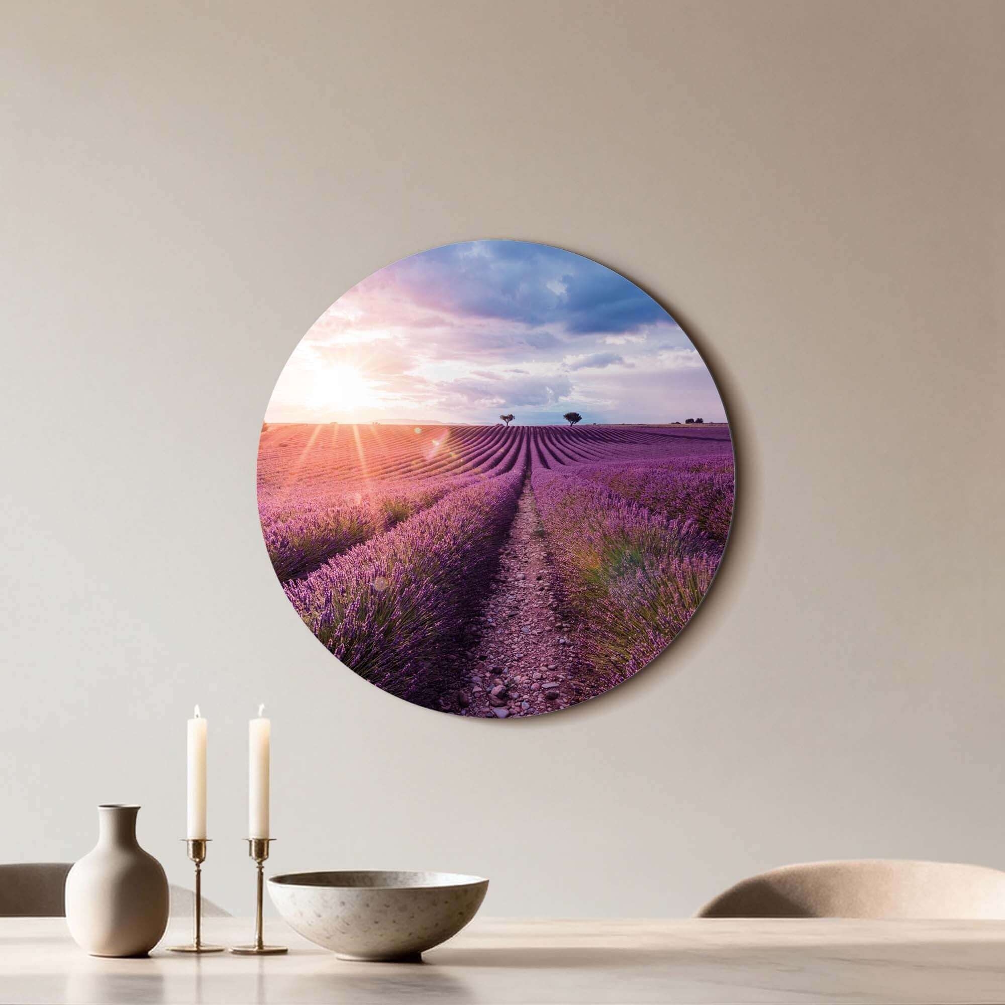 Lavender Horizon - Muurcirkel met lavendelvelden in avondlicht, rustgevend wandcirkel voor keuken of eetkamer.