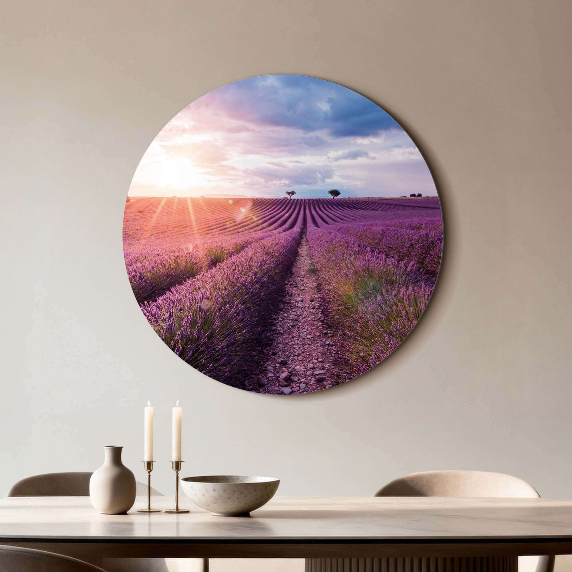 Lavender Horizon - Muurcirkel toont lavendelvelden bij avondlicht. Perfecte aanvulling voor keukens of eetkamers als wandcirkel decor.