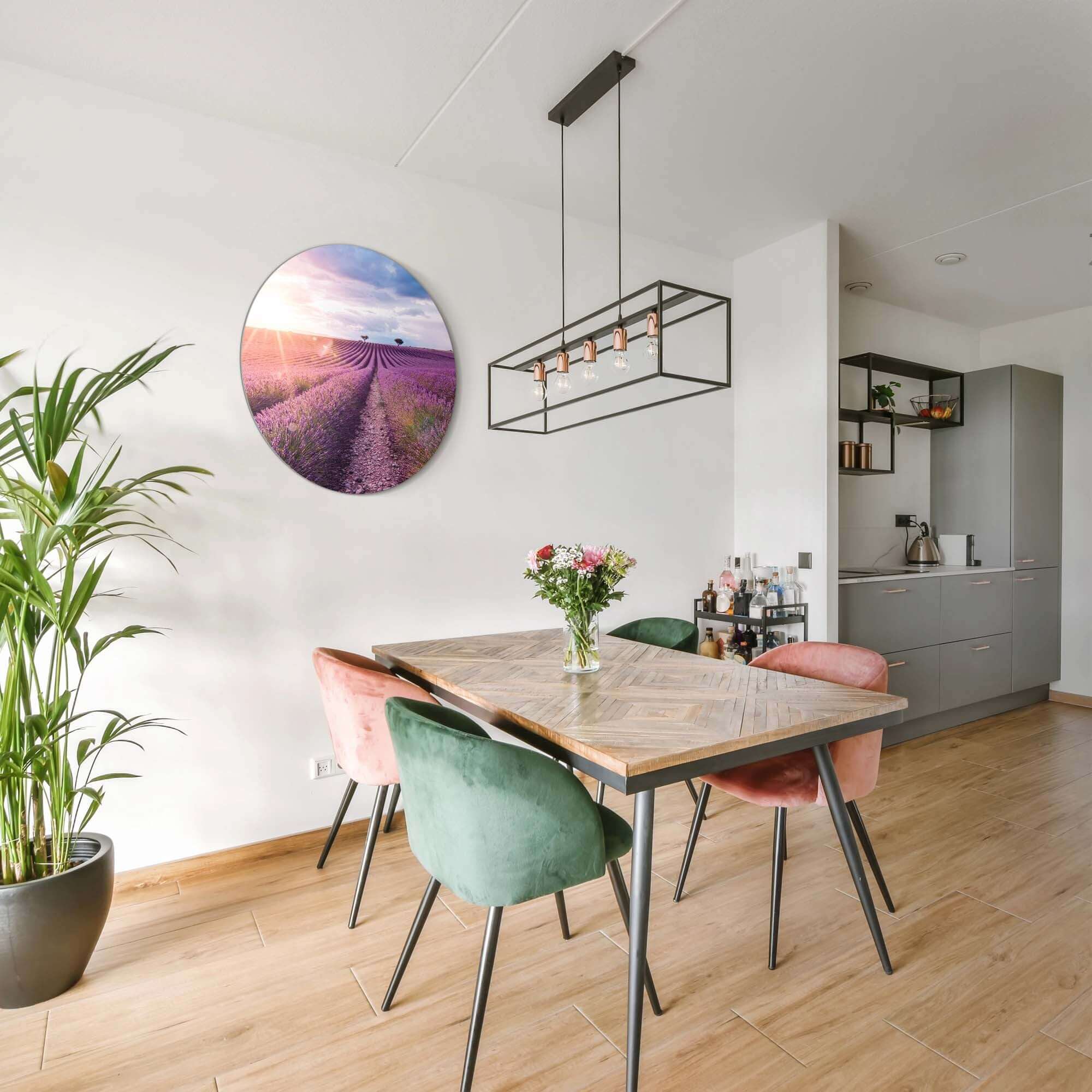 Lavender Horizon - Muurcirkel in moderne keuken met lavendelvelden, perfect voor een rustgevende en kleurrijke wanddecoratie.