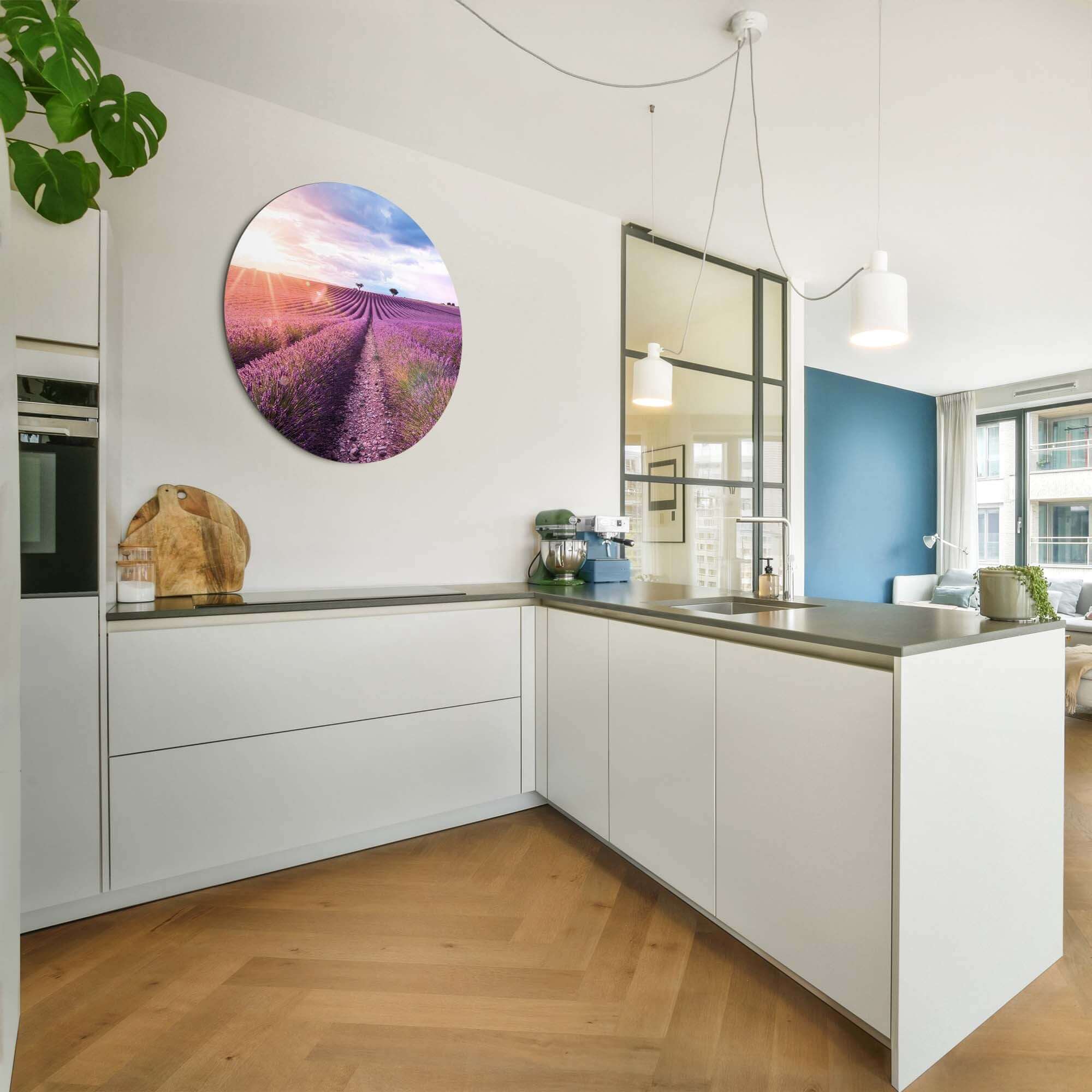 Lavender Horizon - Muurcirkel in moderne keuken, betoverende lavendelvelden, decoratieve muurcirkels voor sfeer.