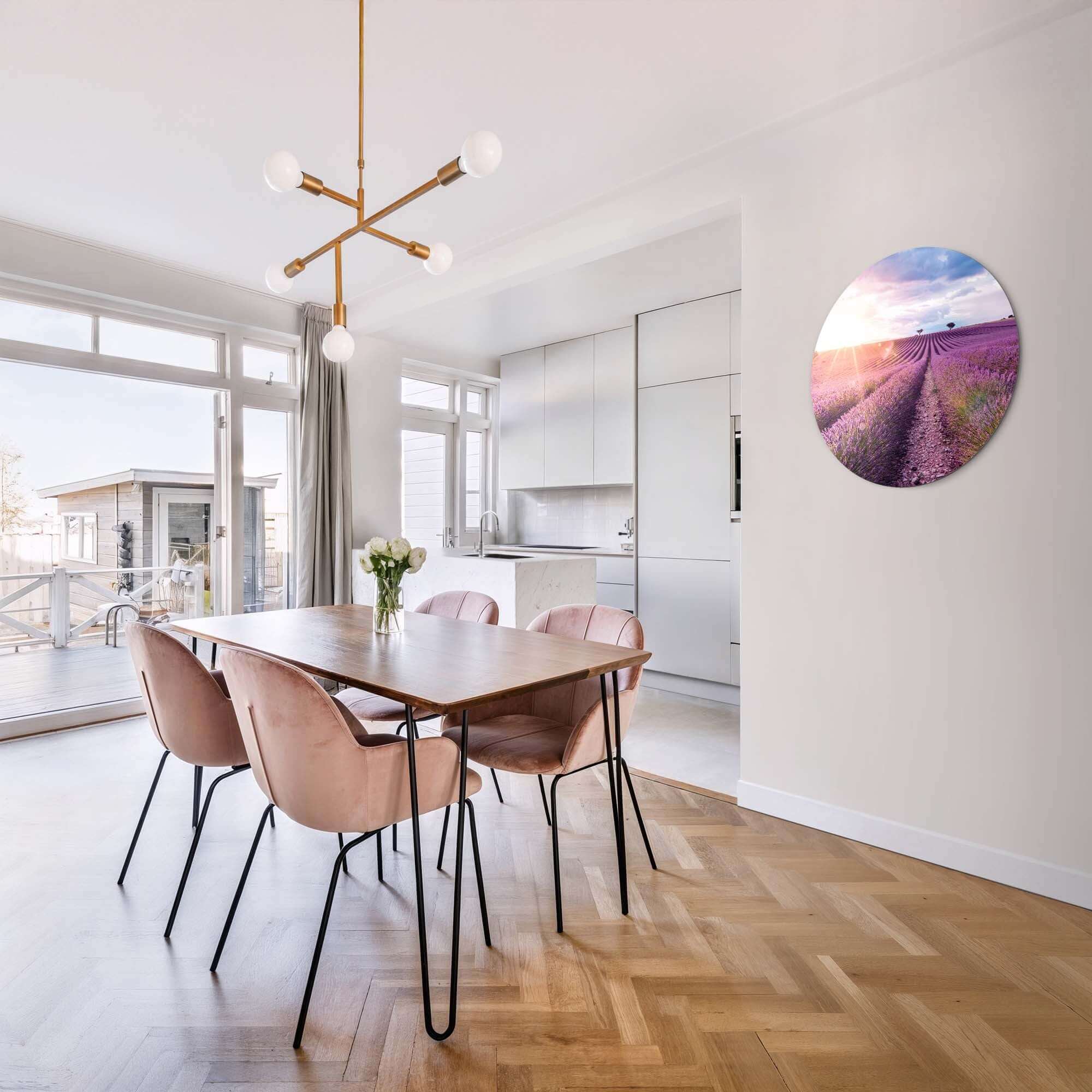 Lavender Horizon - Muurcirkel in eetkamer met lavendelvelden tegen avondlicht, brengt Franse romantiek met wandcirkel decoratie.